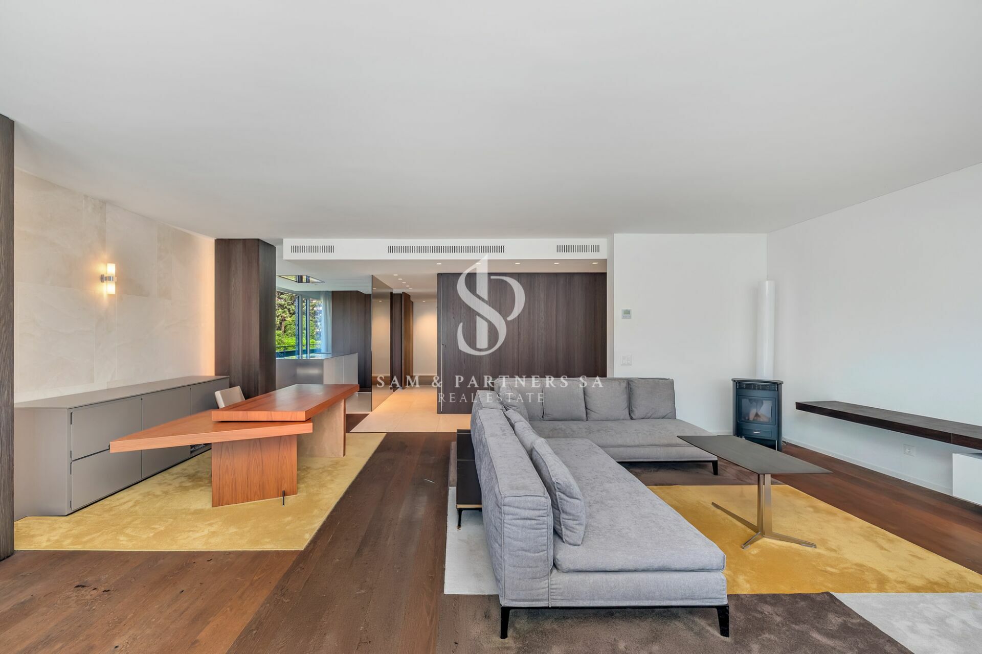 Modernes offenes Wohn- und Esszimmer