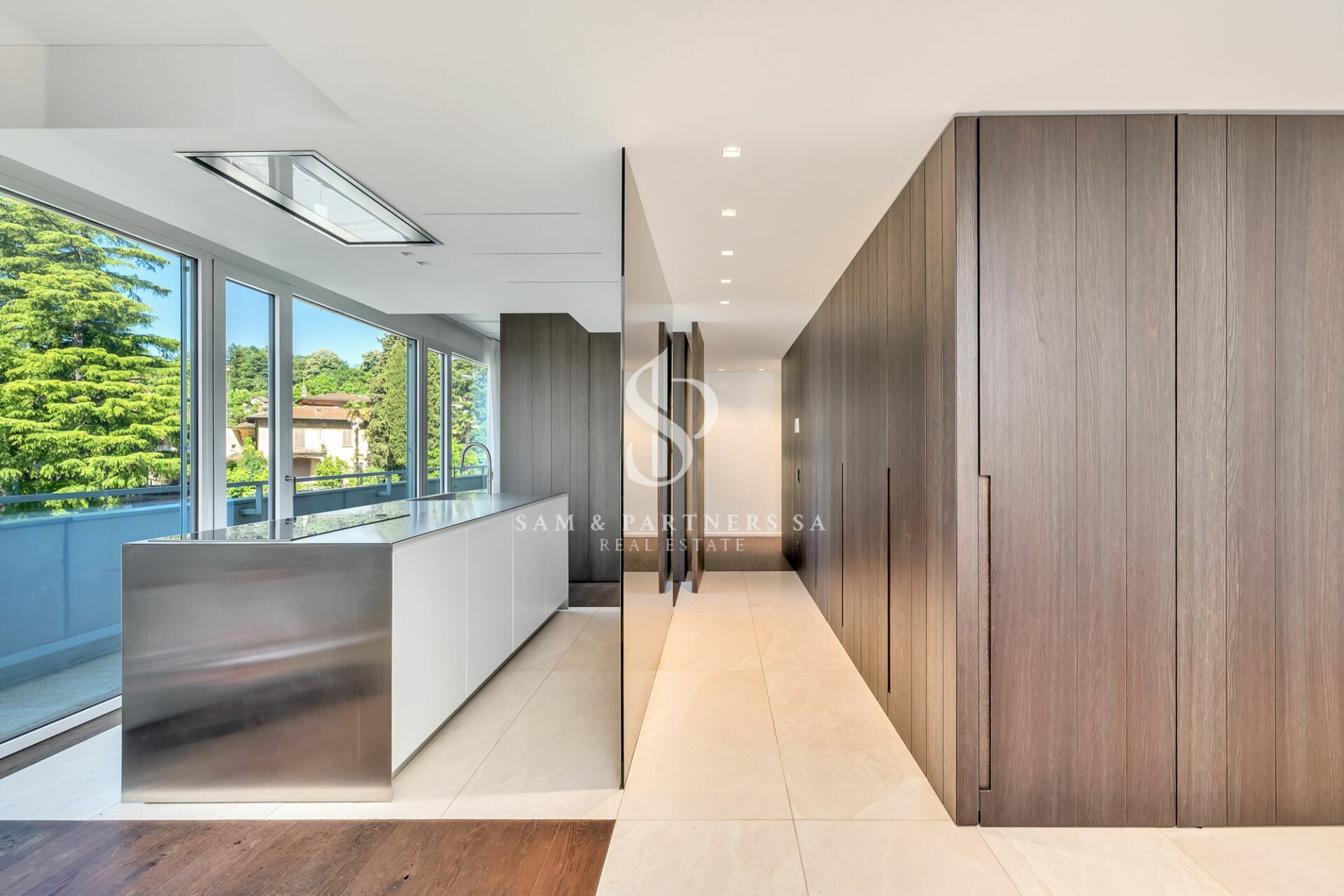 Moderne Innenansicht mit Fensterfront und Holzschrankwand
