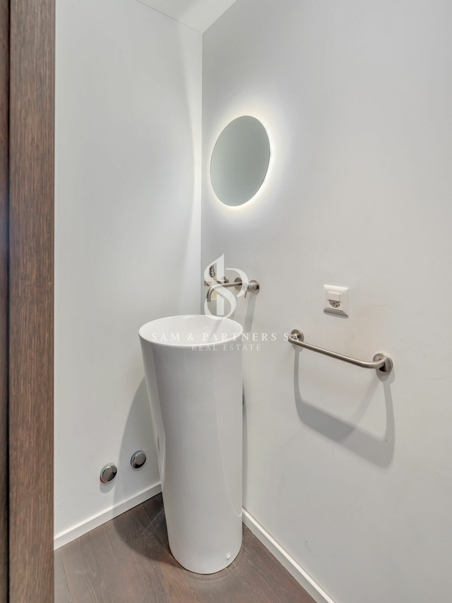 Gäste-WC mit modernem Waschbecken