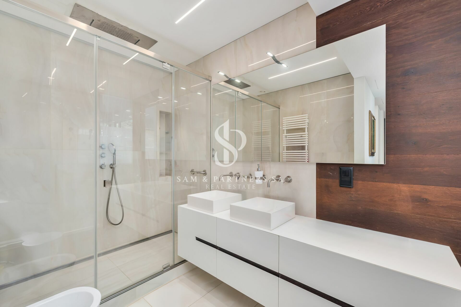 Modernes Badezimmer mit Glasdusche und Doppelwaschtisch
