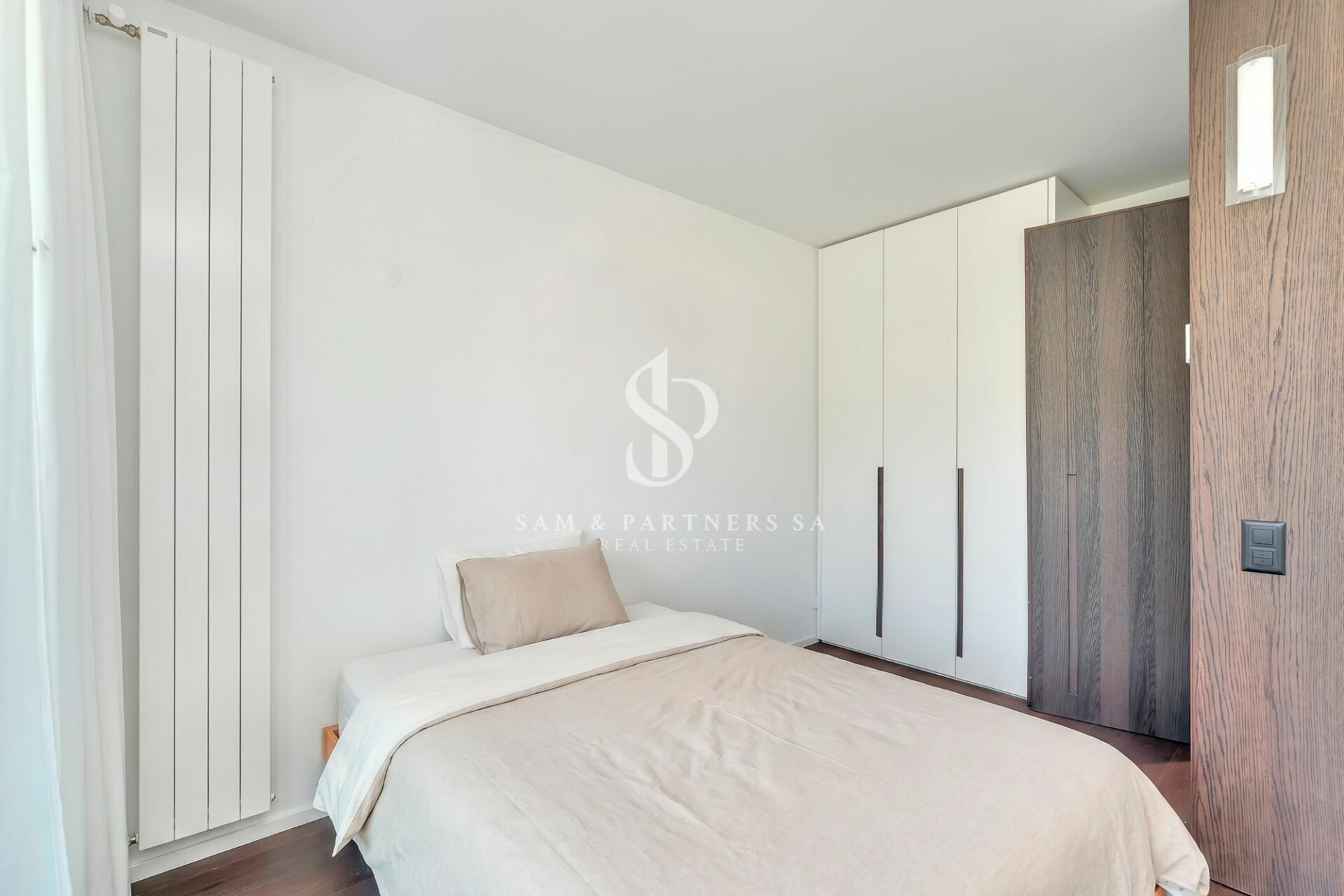 Helles Schlafzimmer mit Einbauschränken