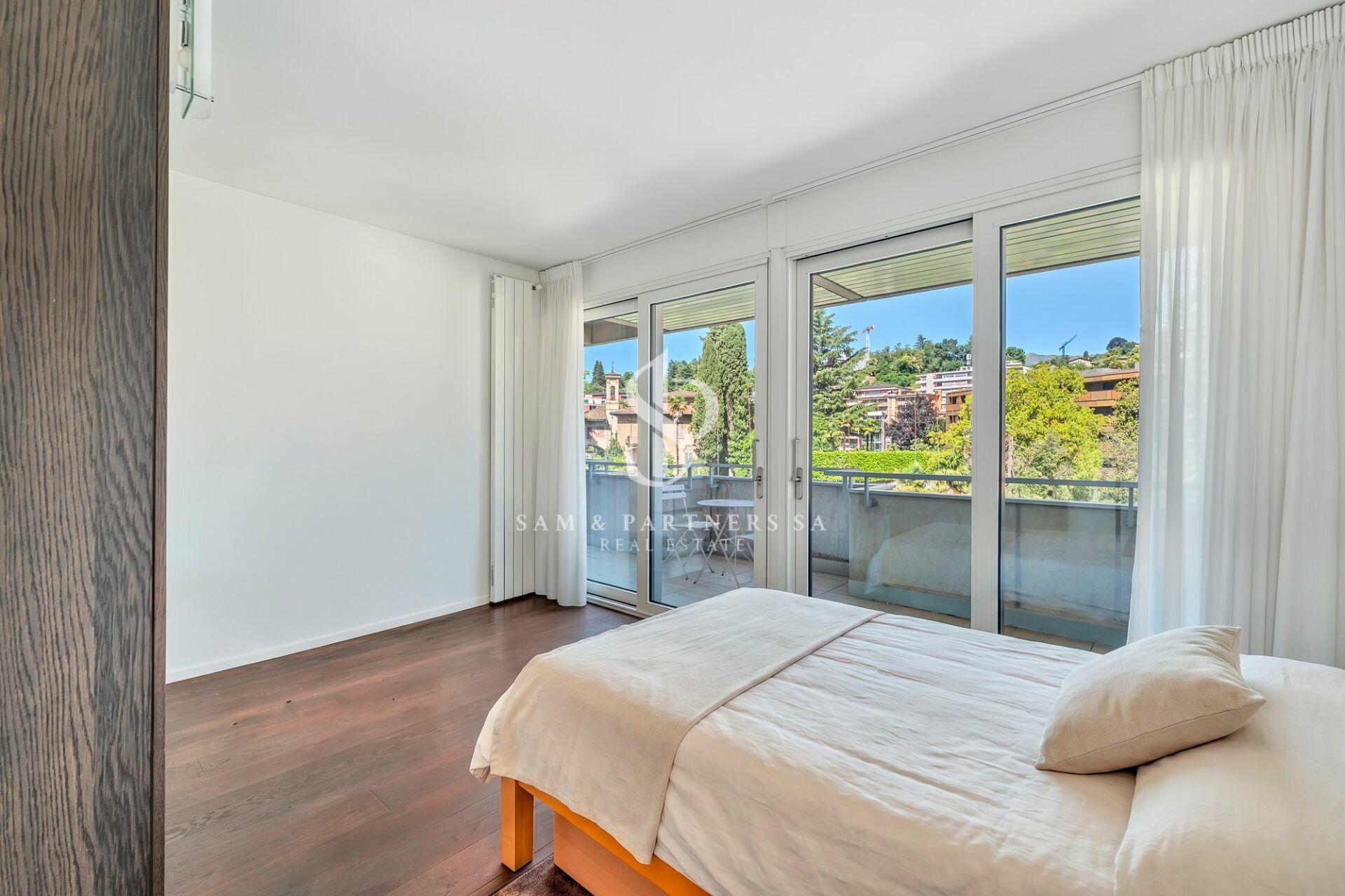 Schlafzimmer mit Balkon und viel Tageslicht