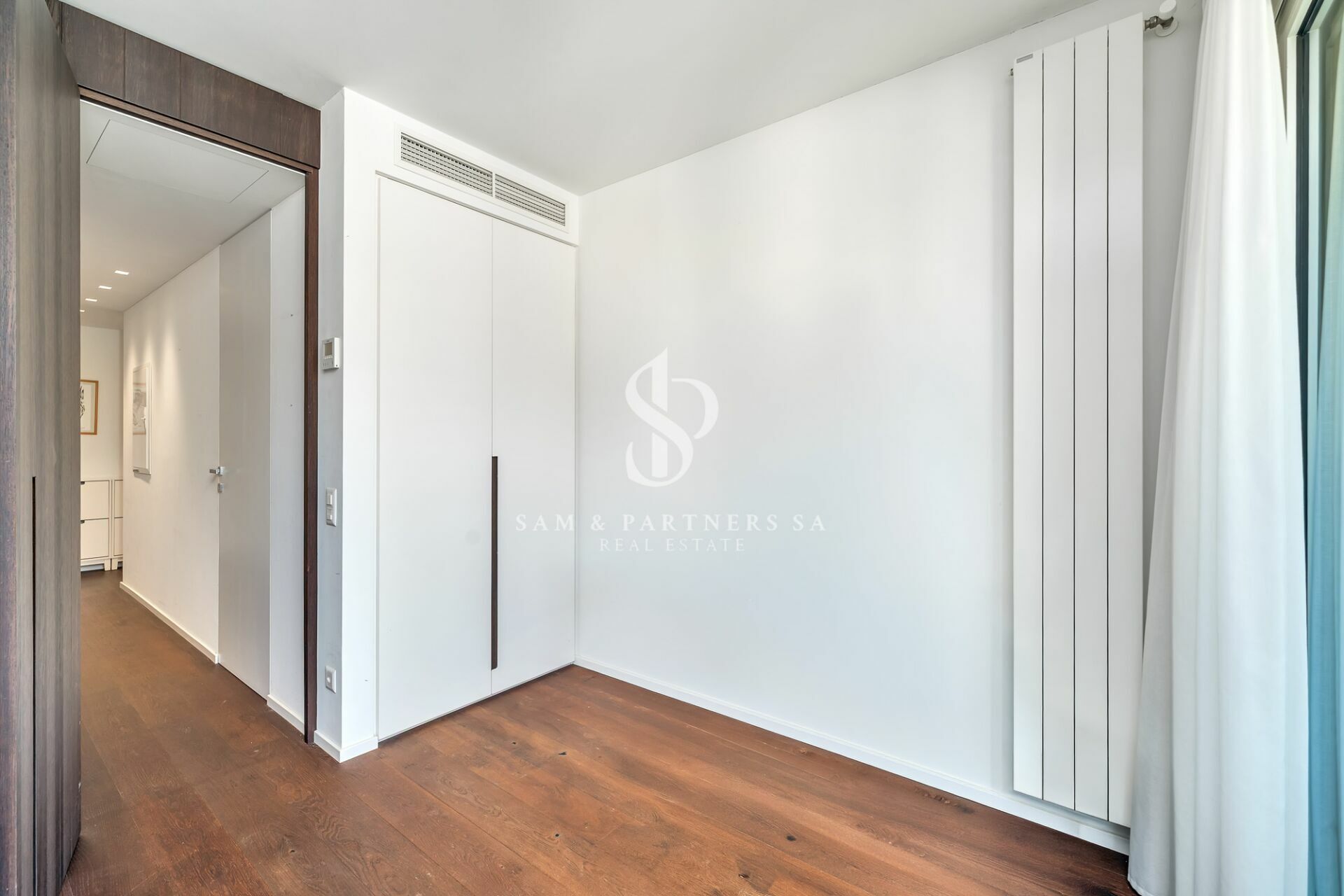 Modernes Schlafzimmer mit Einbauschrank und Holzfußboden