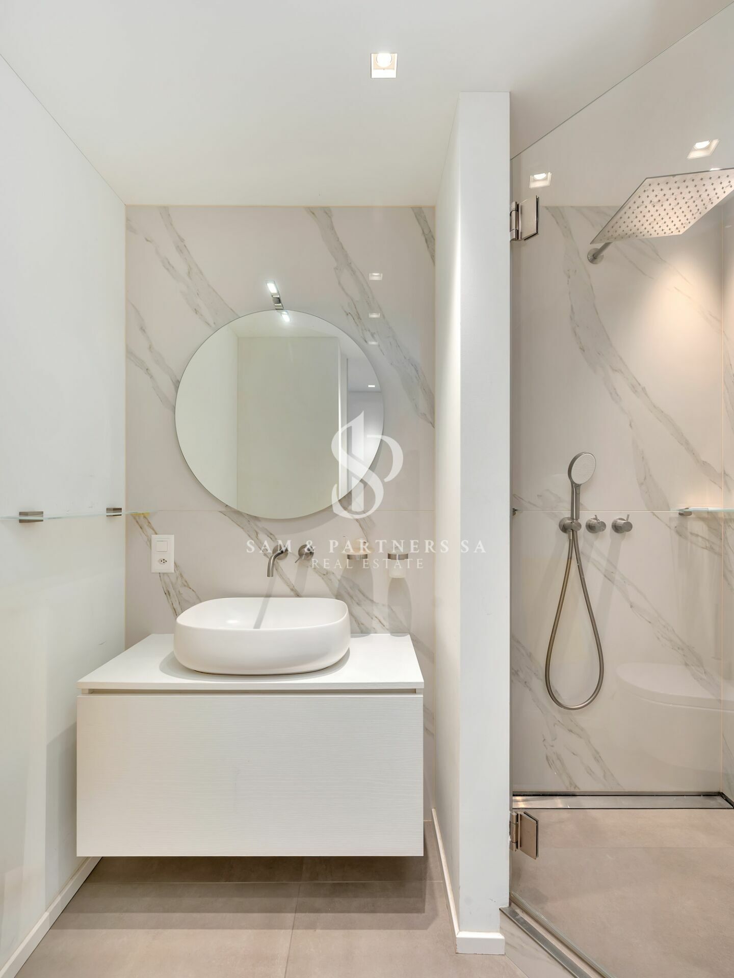 Modernes Badezimmer mit begehbarer Dusche und Waschtisch