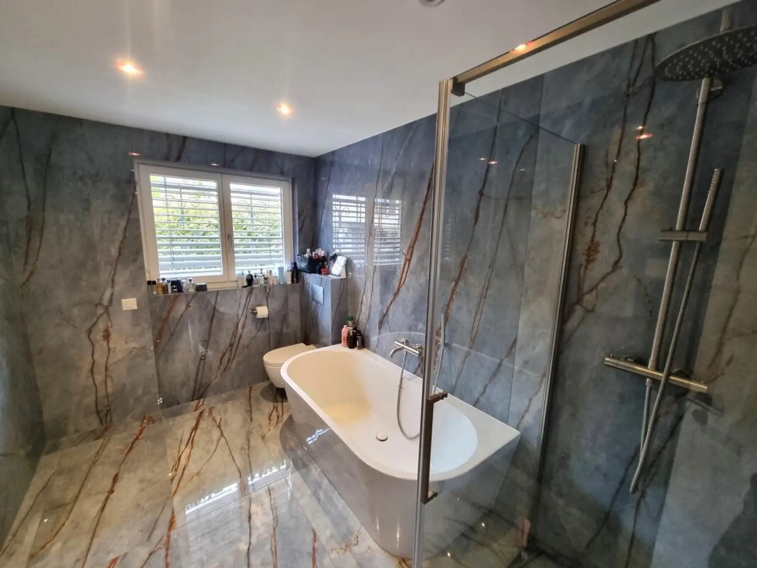 Modernes Luxusbad mit freistehender Wanne