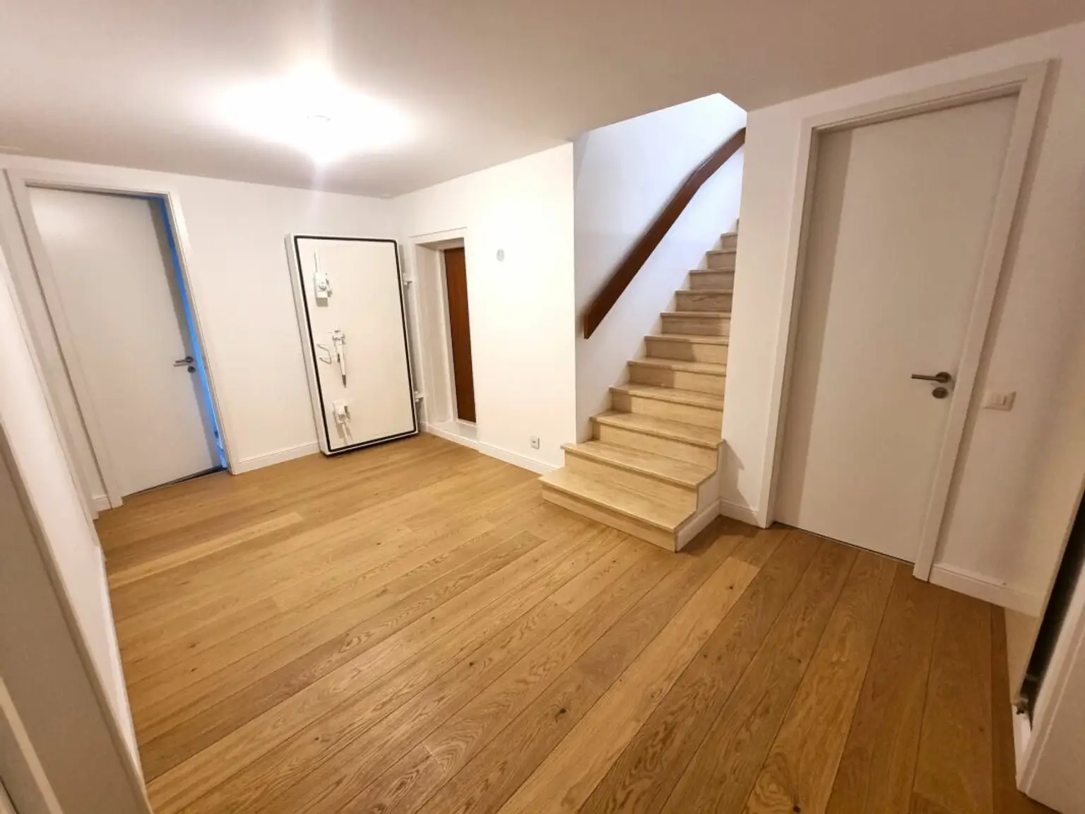Heller Eingangsbereich mit Treppe