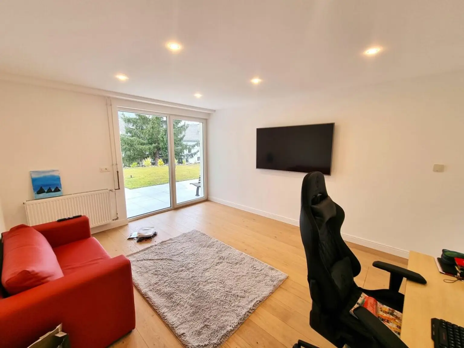Modernes Wohn- bzw. Arbeitszimmer mit Terrassentür