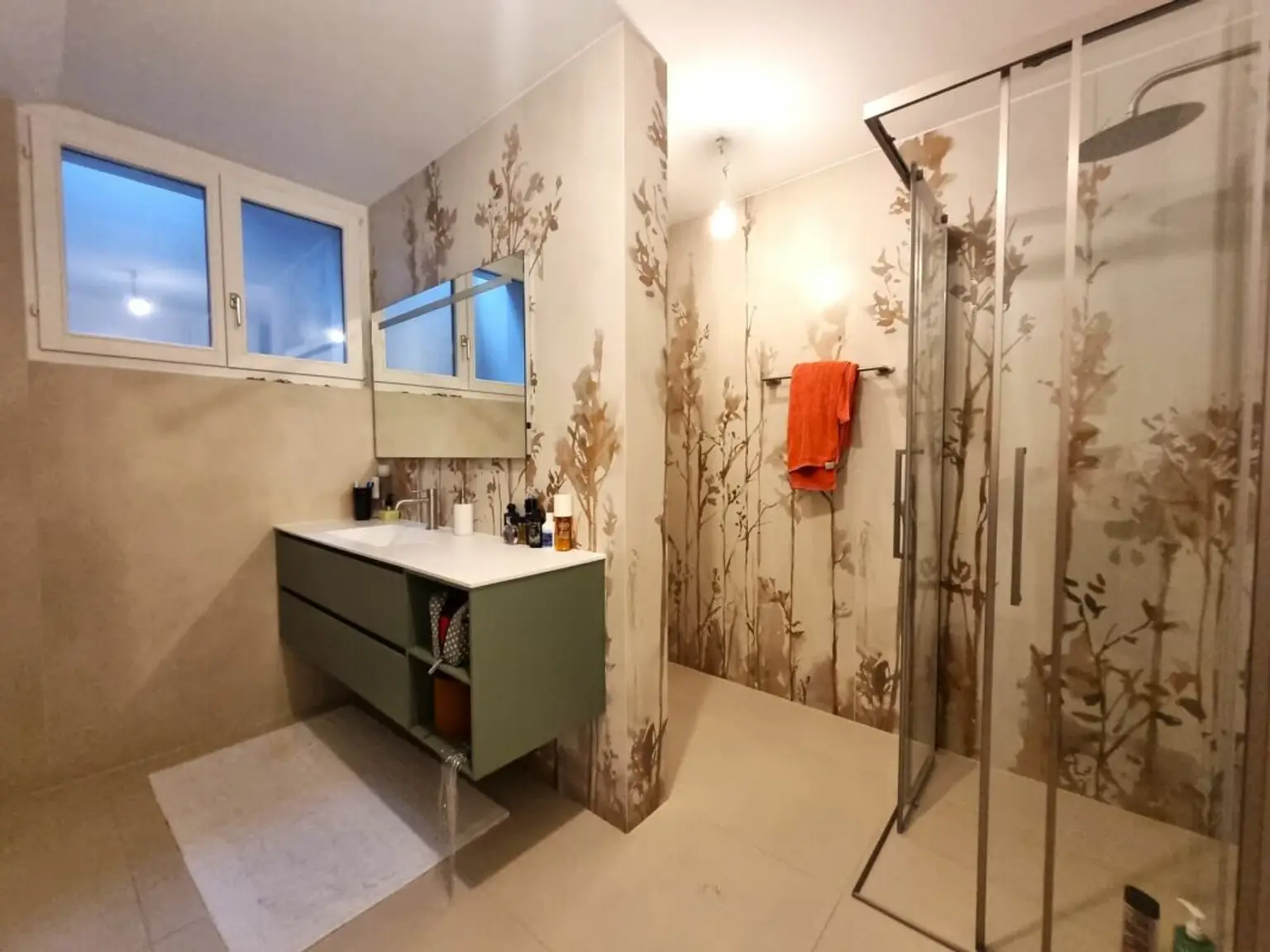 Modernes Badezimmer mit Dusche und Waschtisch