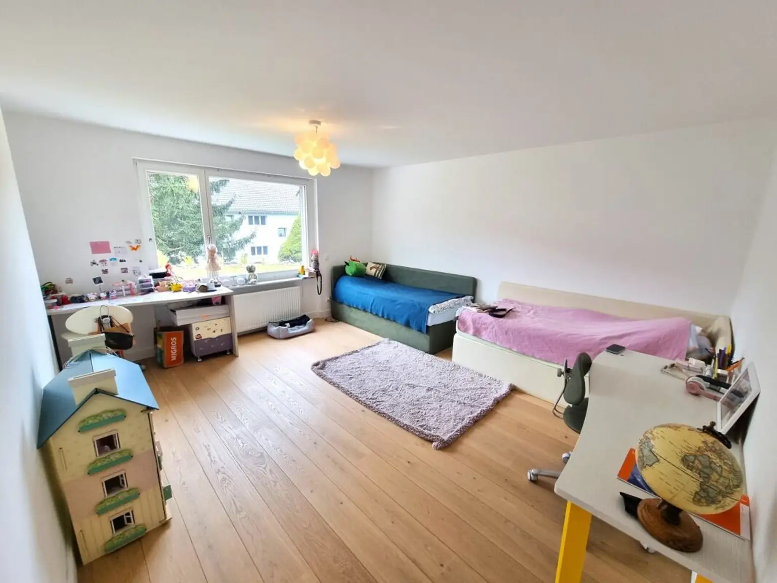 Helles Kinderzimmer mit zwei Betten