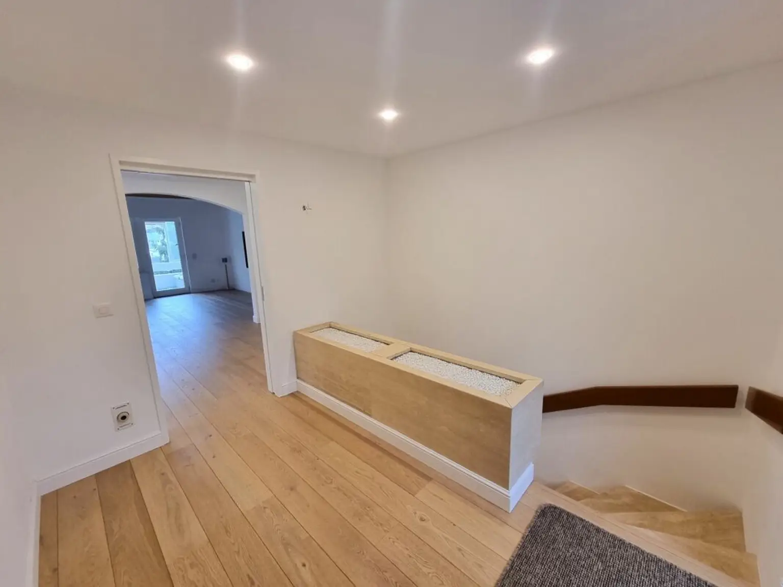 Heller Flur mit Treppe