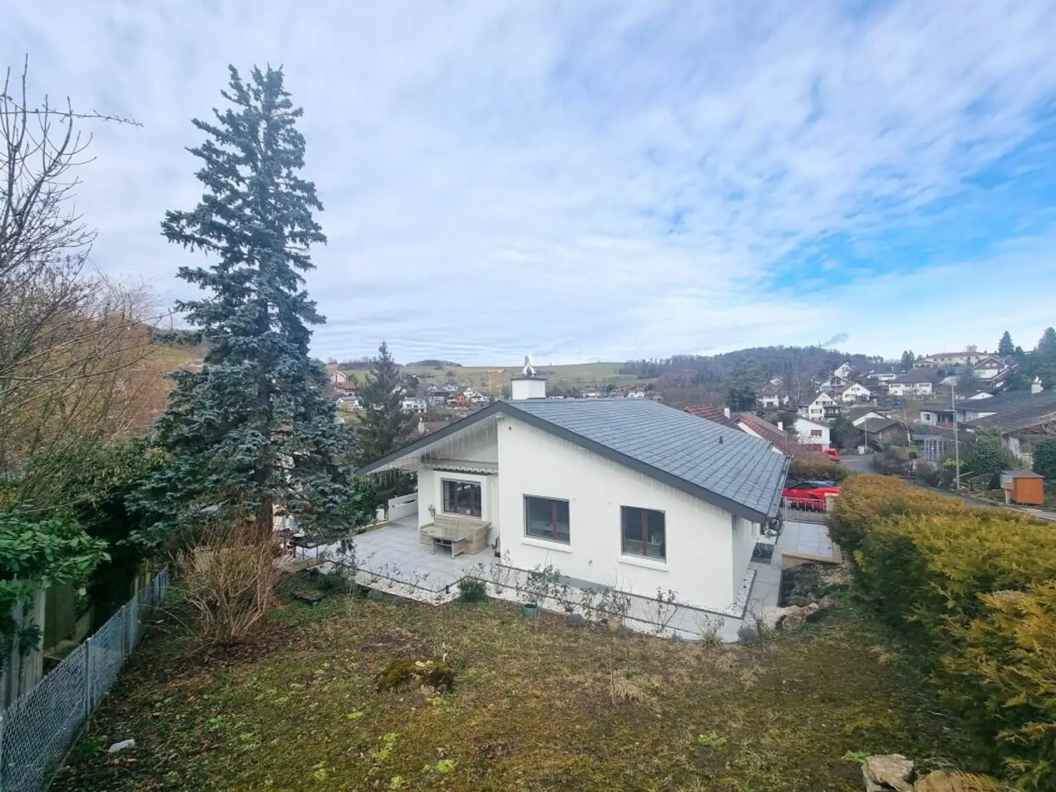 Einfamilienhaus mit Gartenansicht