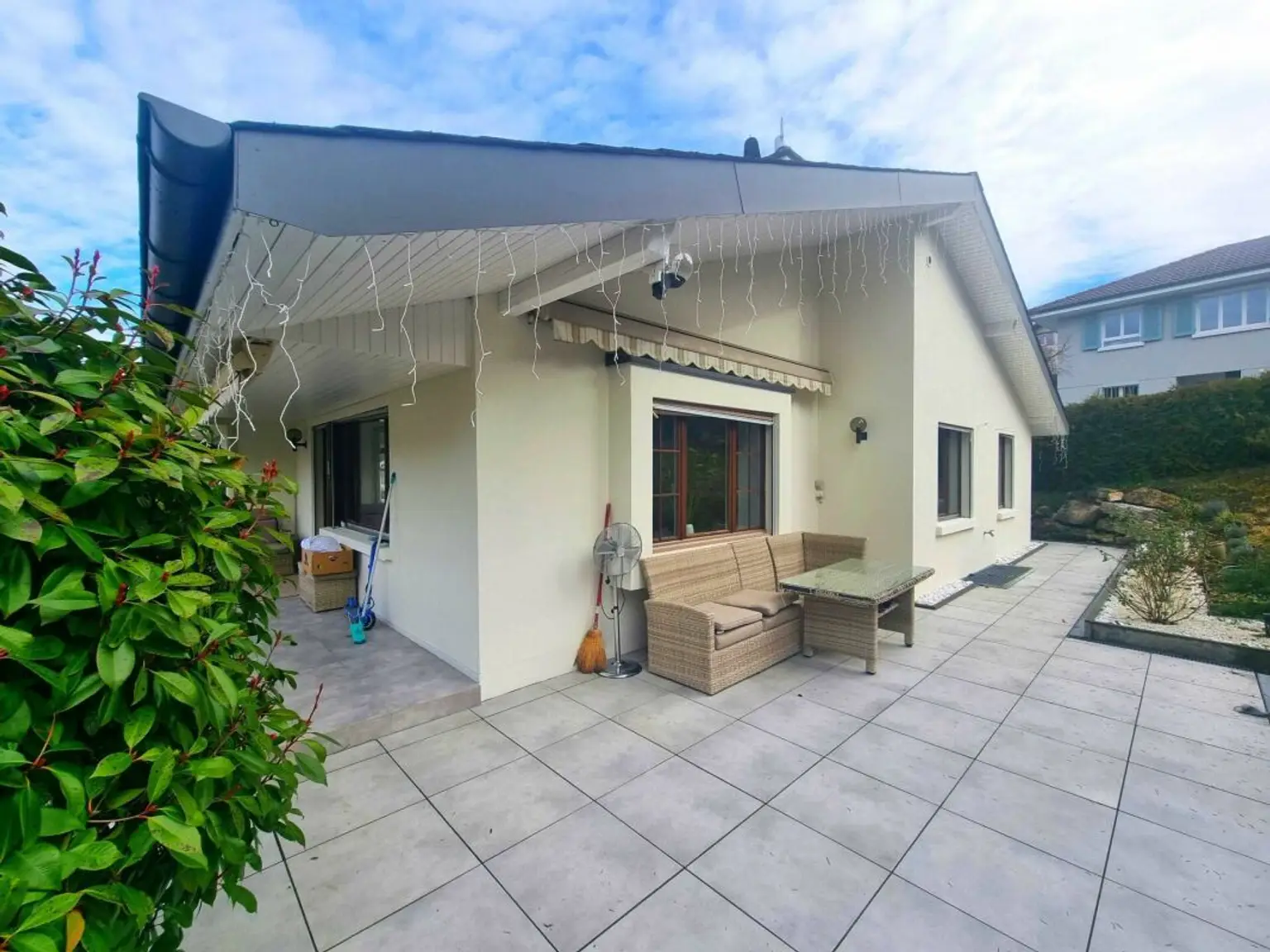 Terrasse mit Sitzbereich am Einfamilienhaus