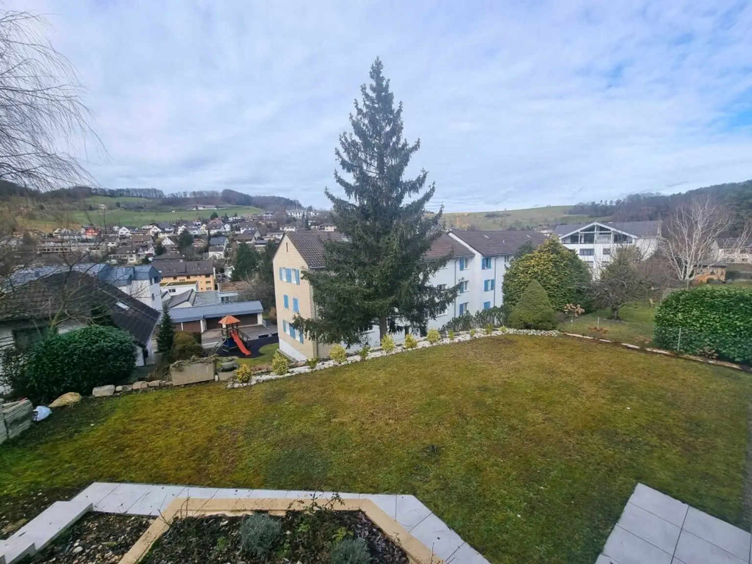 Blick über Garten und Nachbarschaft