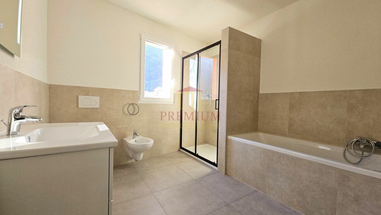 Modernes Badezimmer mit Badewanne und Walk-in-Dusche