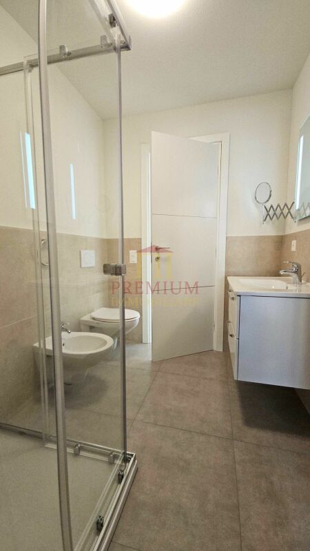 Modernes Badezimmer mit Glasdusche