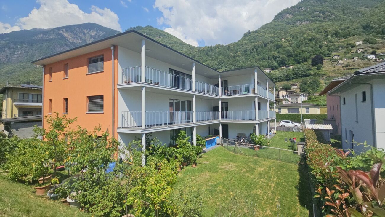 Mehrfamilienhaus mit Bergkulisse und Garten