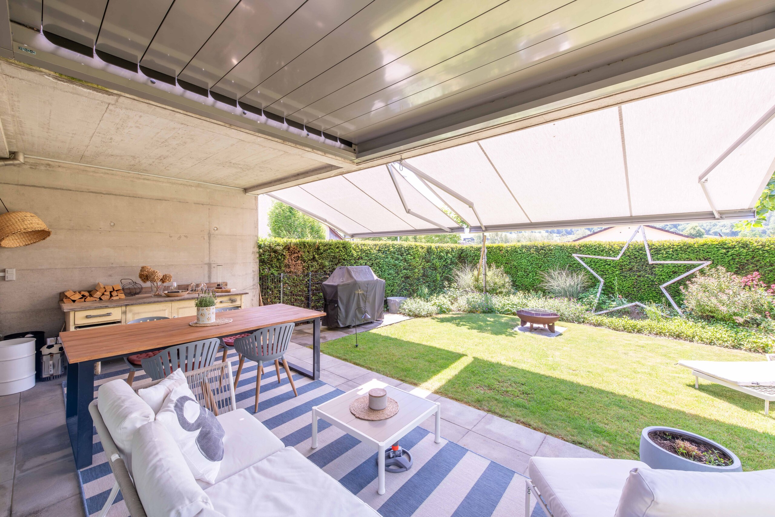 Überdachte Terrasse mit Gartenlounge