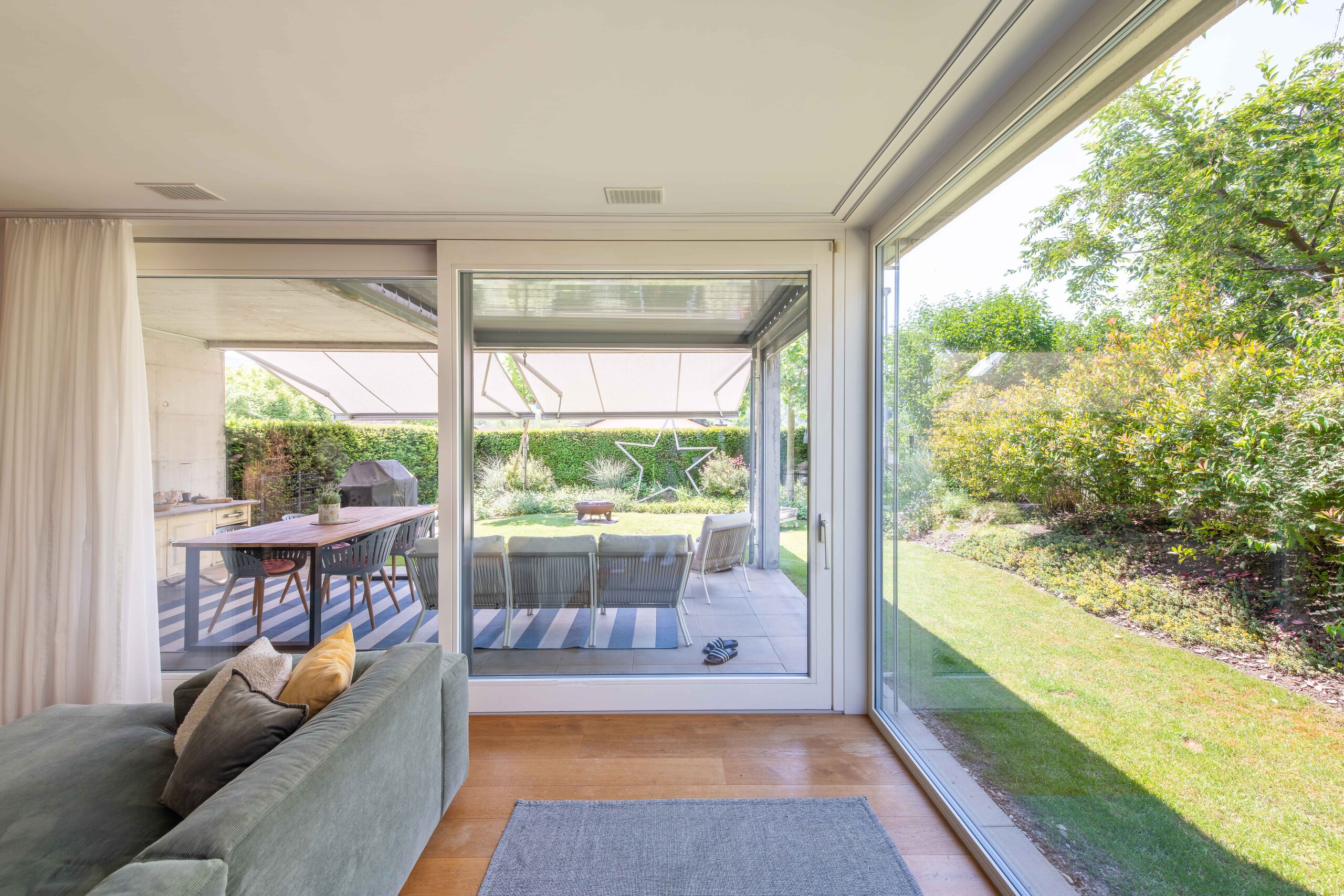 Wohnraum mit Blick in den Garten