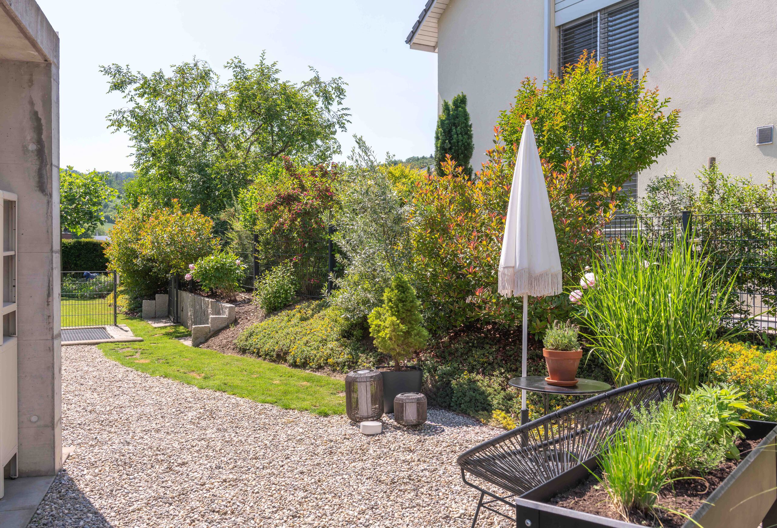 Gepflegter Gartenbereich neben dem Haus