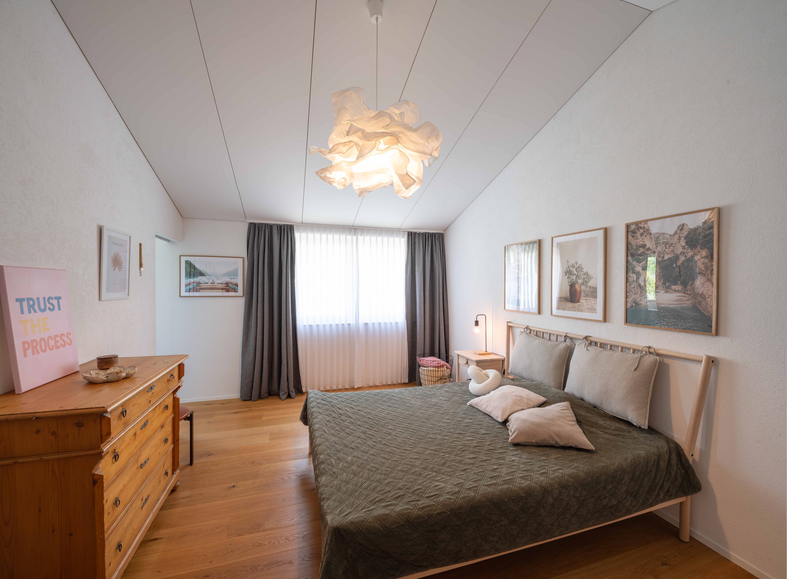 Gemütliches Schlafzimmer mit Tageslicht