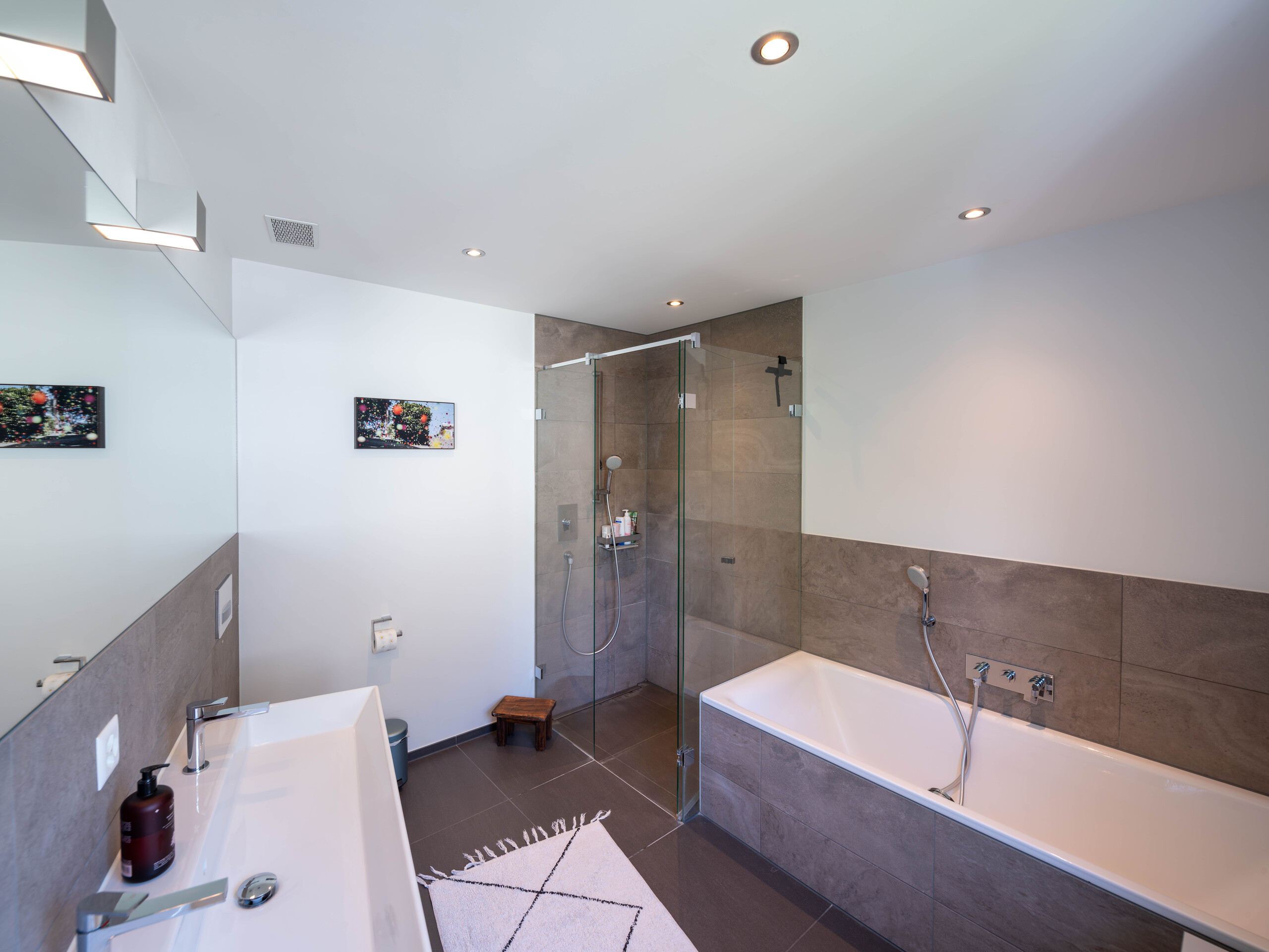 Modernes Badezimmer mit Wanne und Glasdusche
