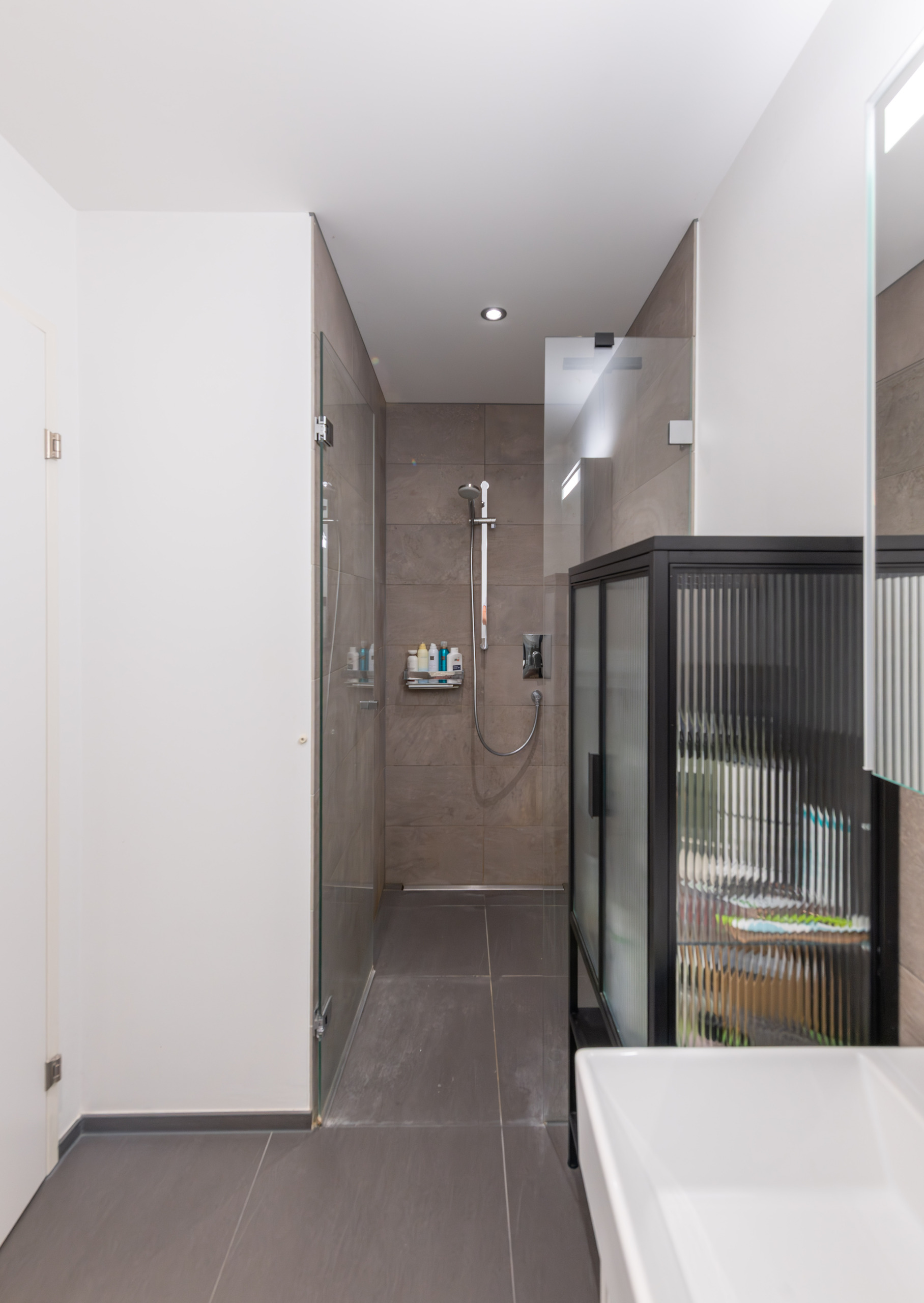 Modernes Badezimmer mit begehbarer Dusche
