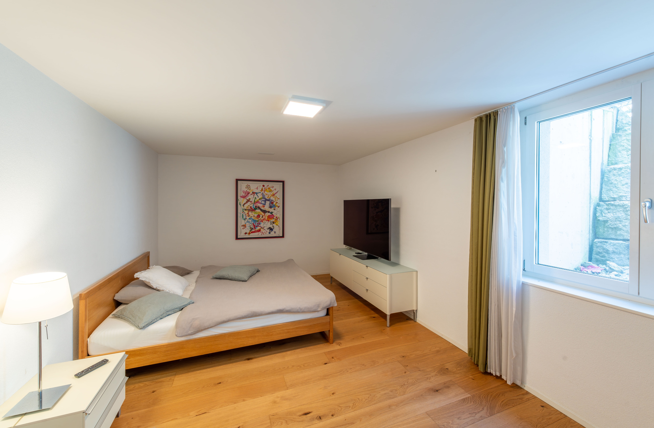 Helles Schlafzimmer mit Bett und Fenster