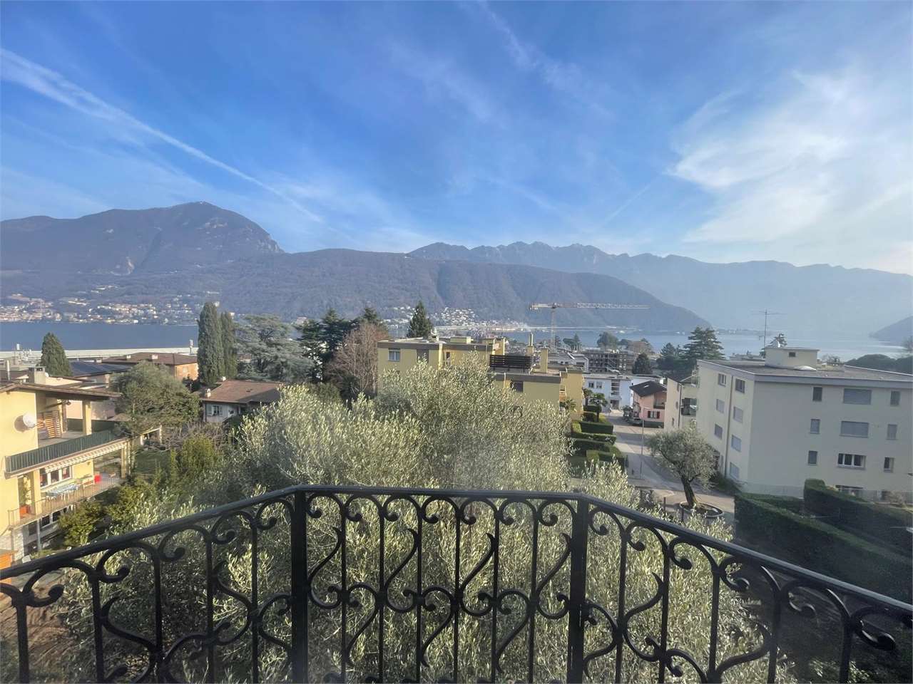 Balkon mit Panoramablick auf See und Berge