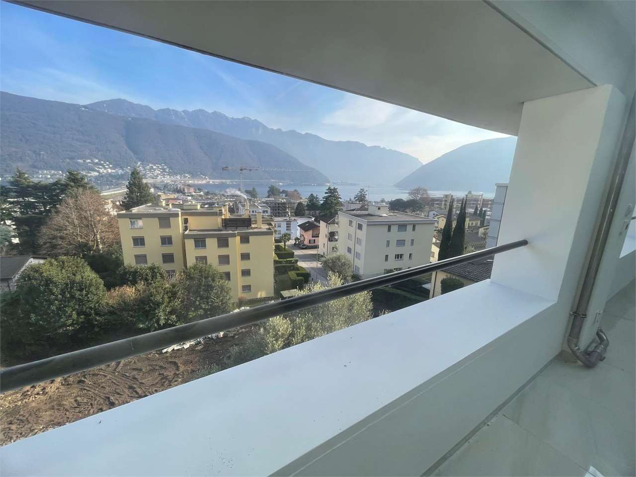 Balkon mit Berg- und Seeblick