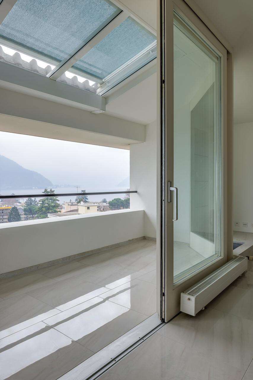 Überdachter Balkon mit Bergblick