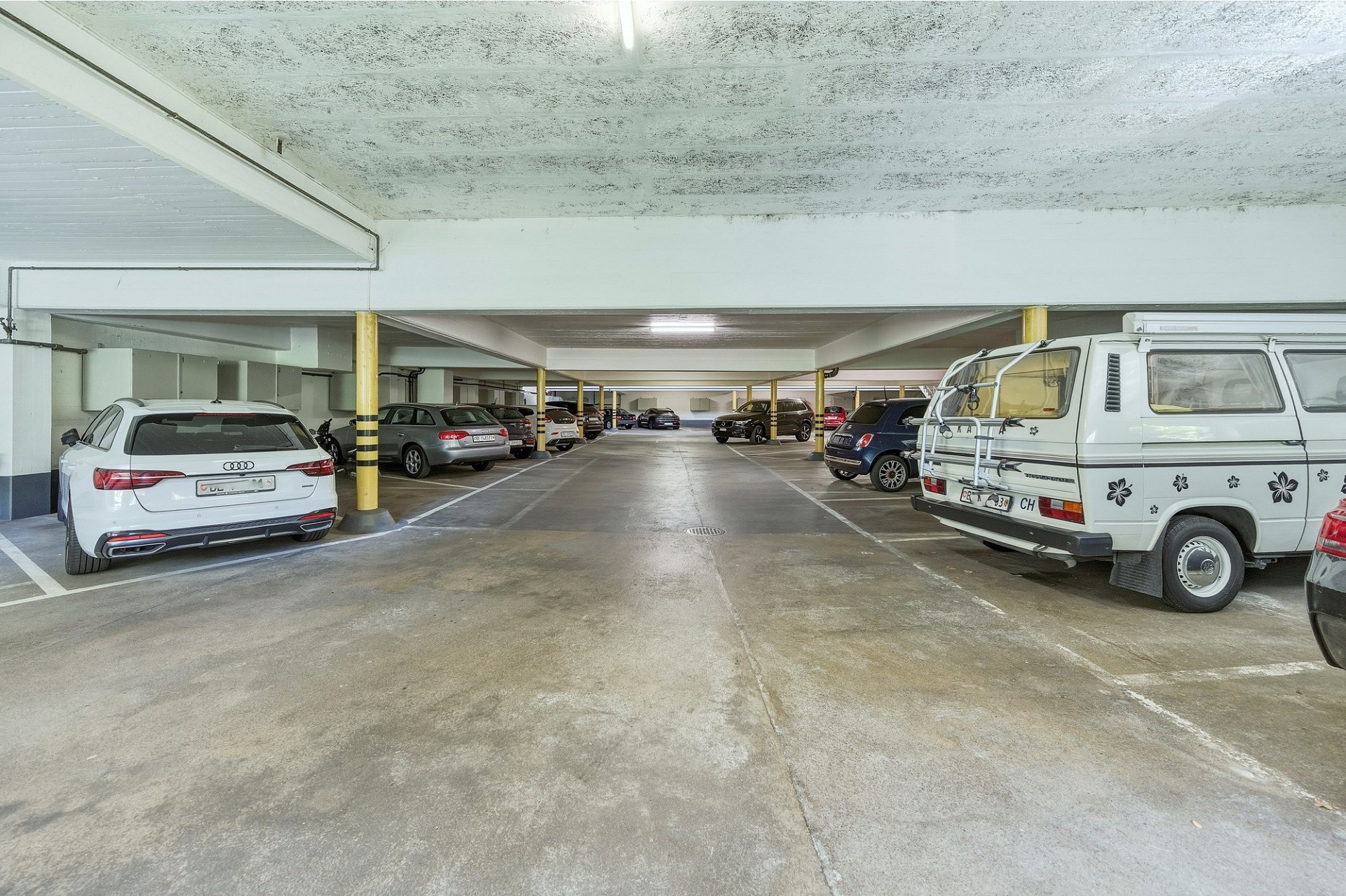 Tiefgarage mit mehreren geparkten Fahrzeugen