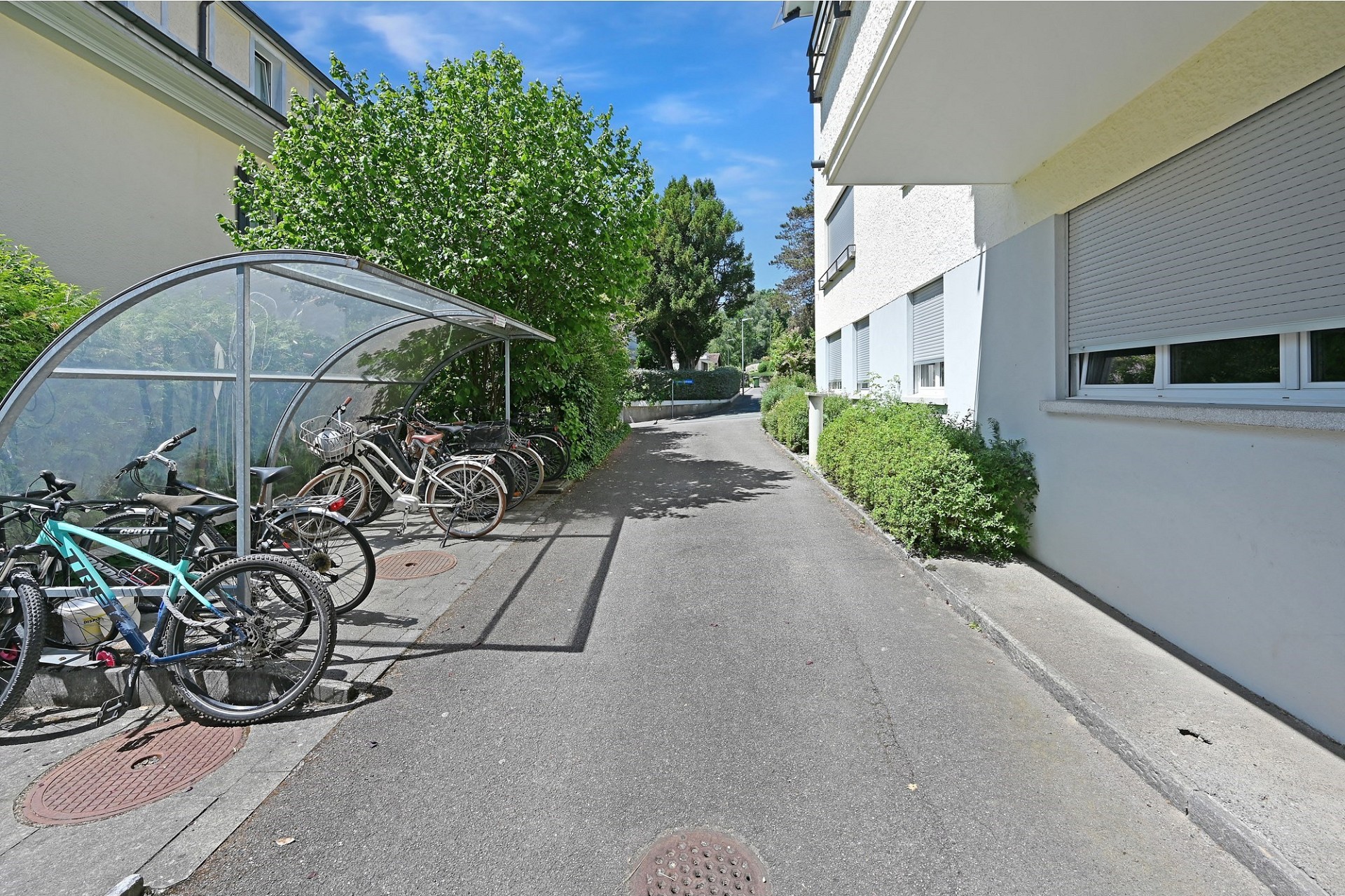 Wohnweg mit Fahrradabstellplatz zwischen Wohnhäusern
