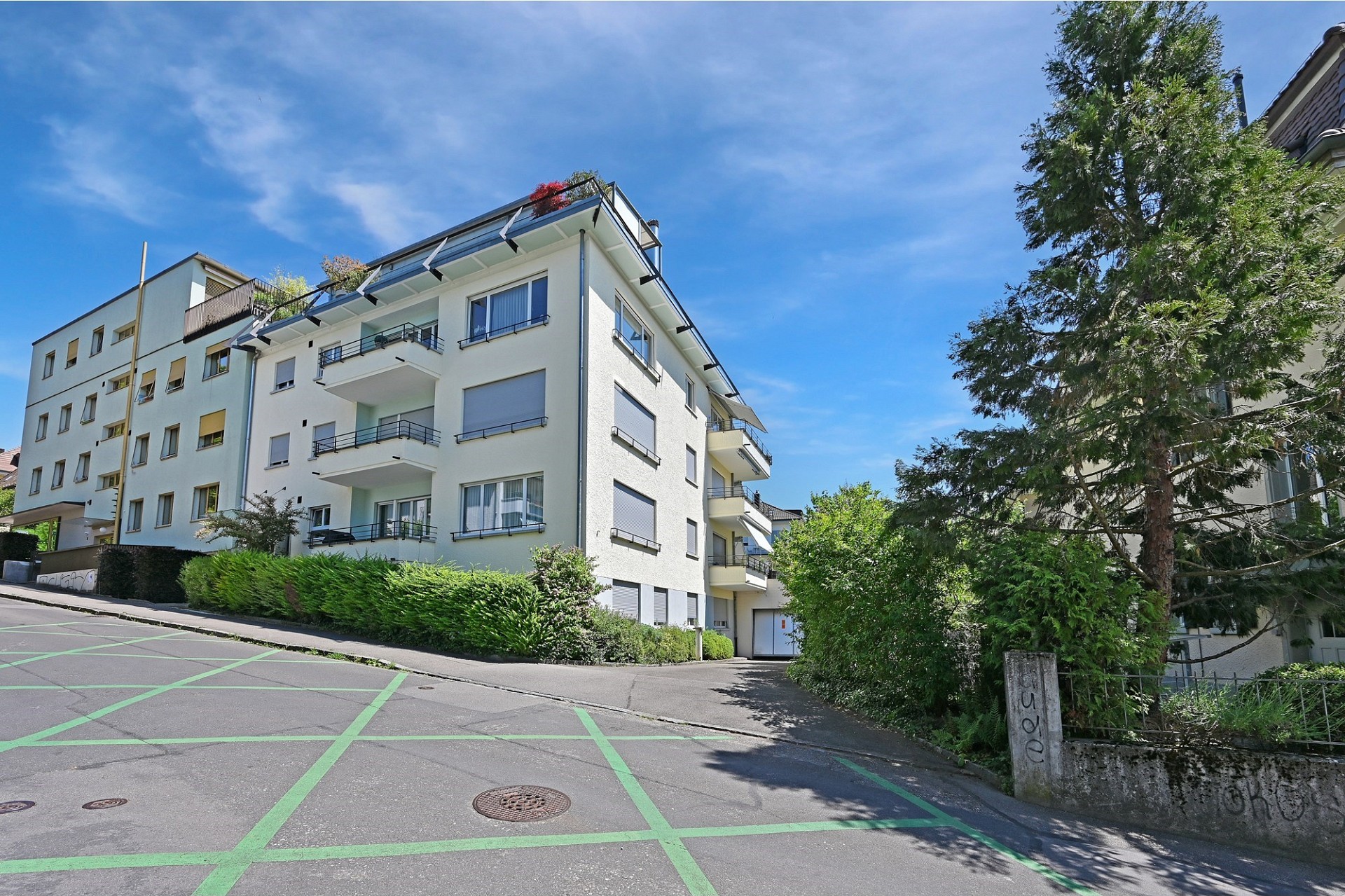 Mehrfamilienhaus mit Zufahrt und Balkonen
