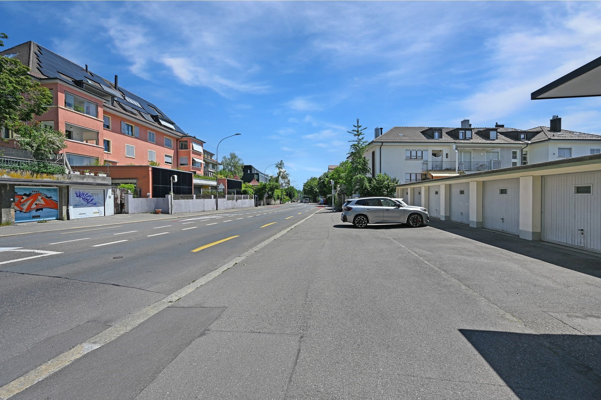 Städtische Straße mit Wohngebäuden und Garagen