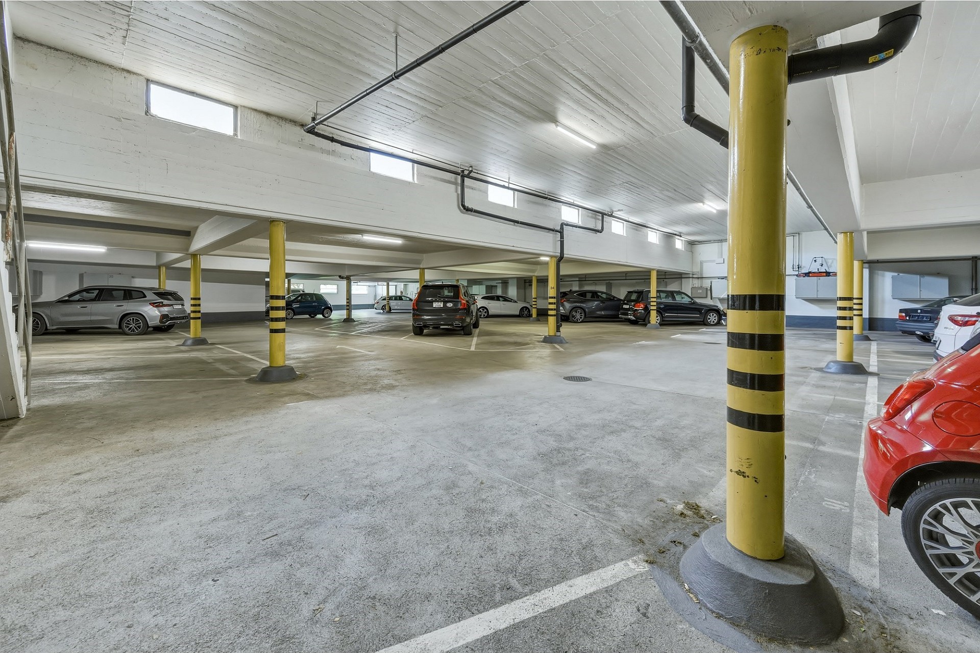 Tiefgarage mit Stellplätzen