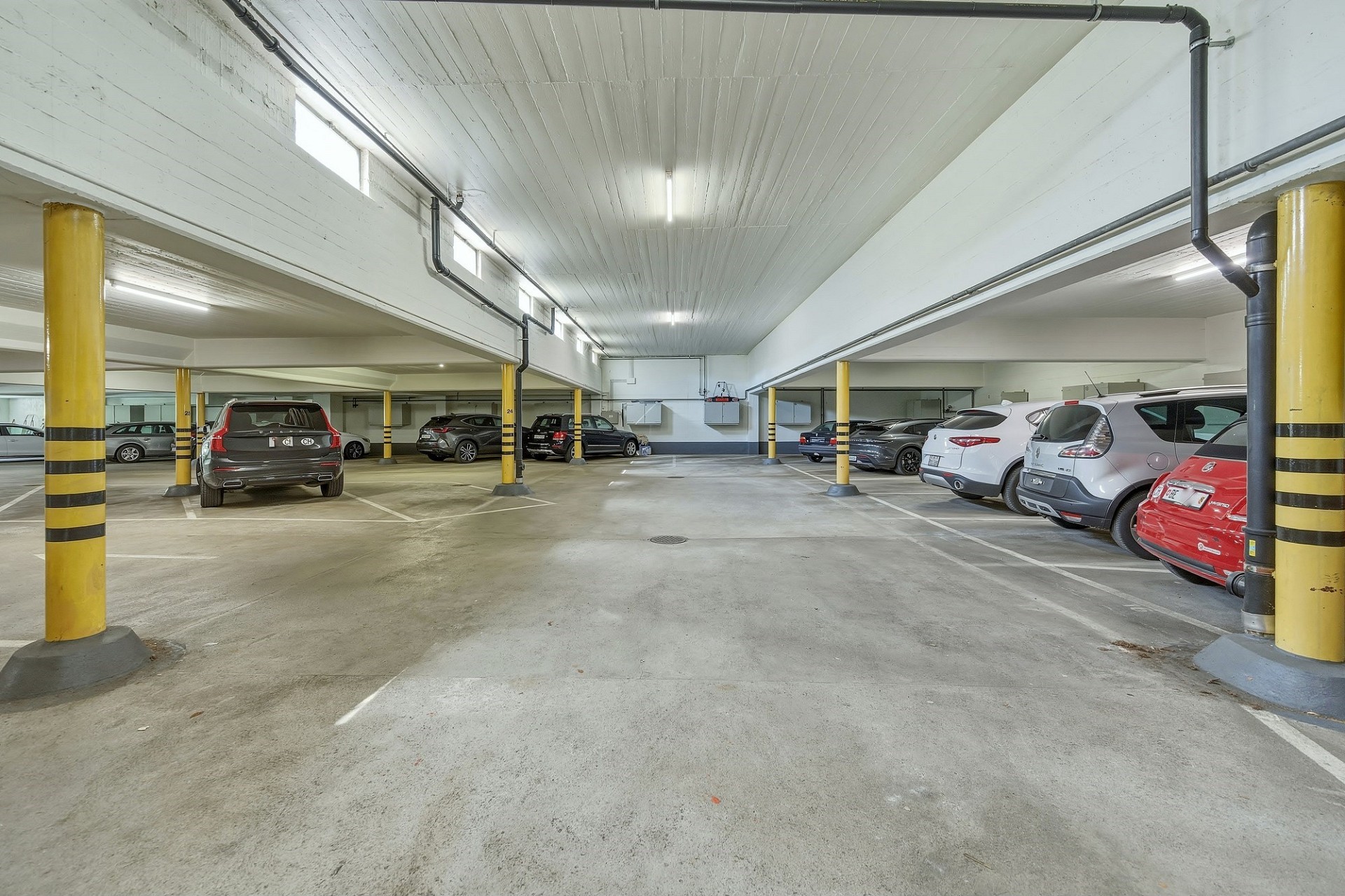 Tiefgarage mit Stellplätzen