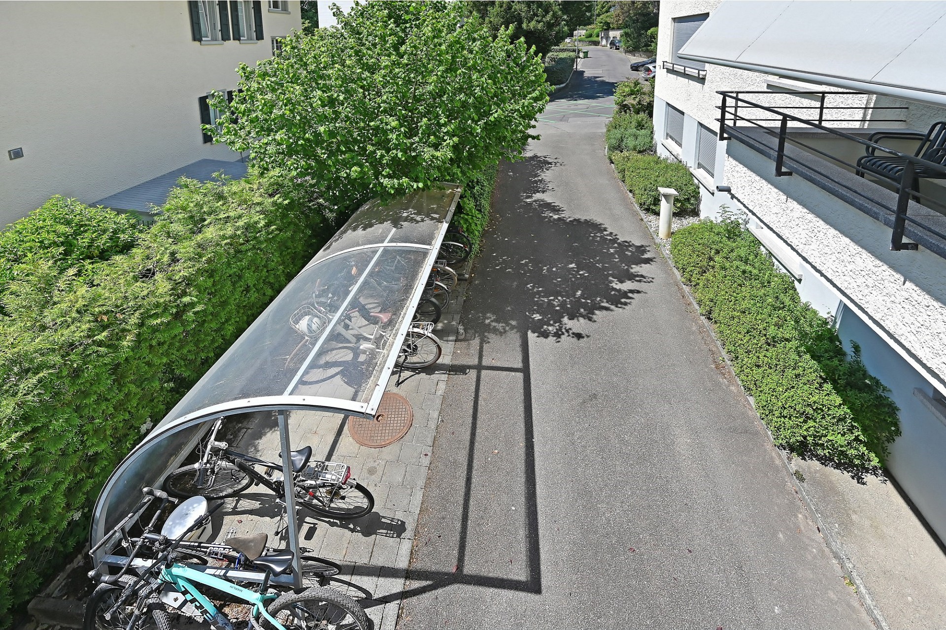 Außenansicht einer Wohnanlage mit Fahrradüberdachung