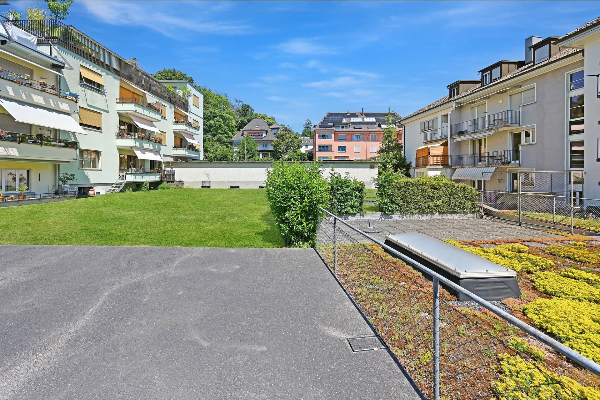 Wohnanlage mit begrüntem Innenhof