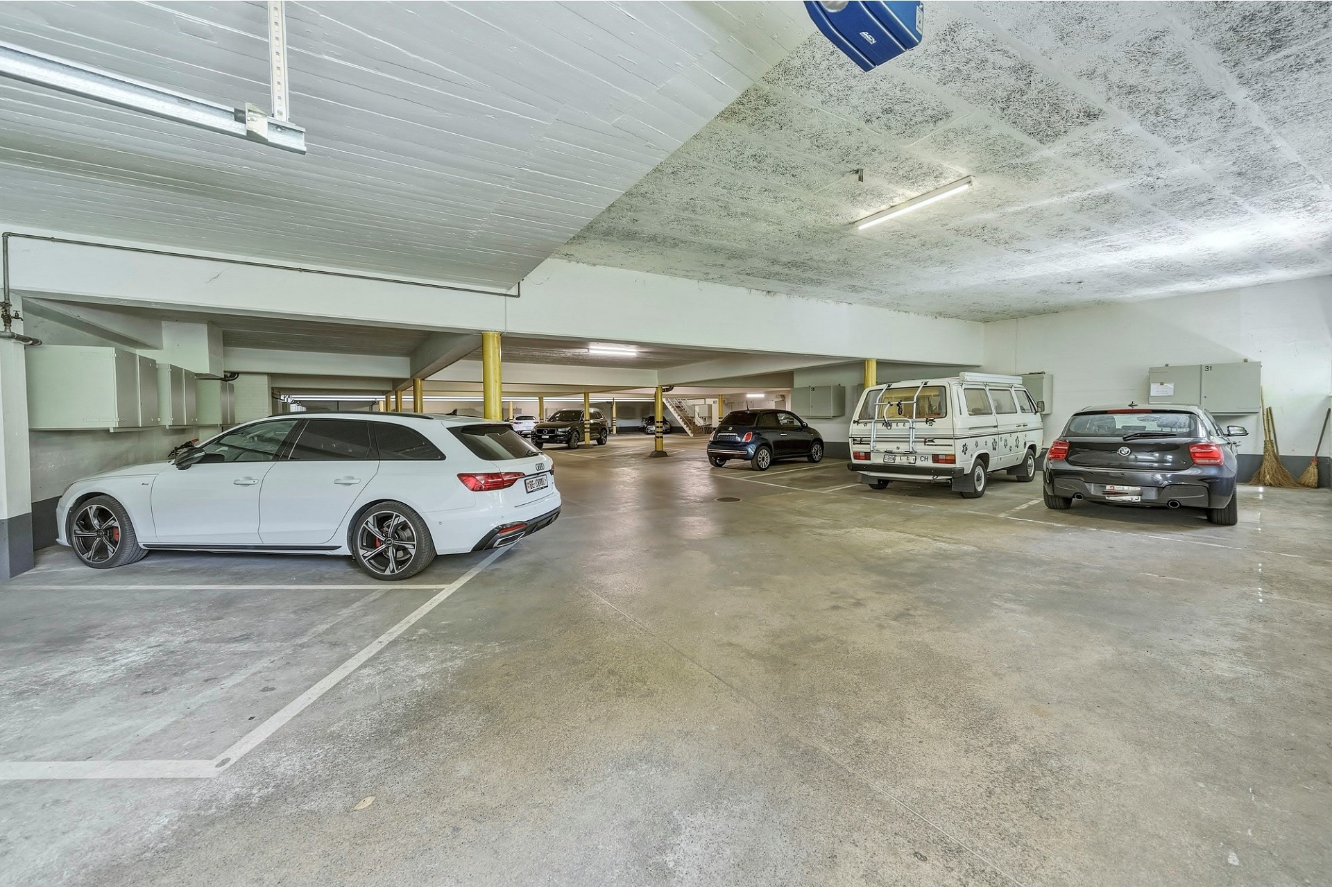 Tiefgarage mit abgestellten Fahrzeugen