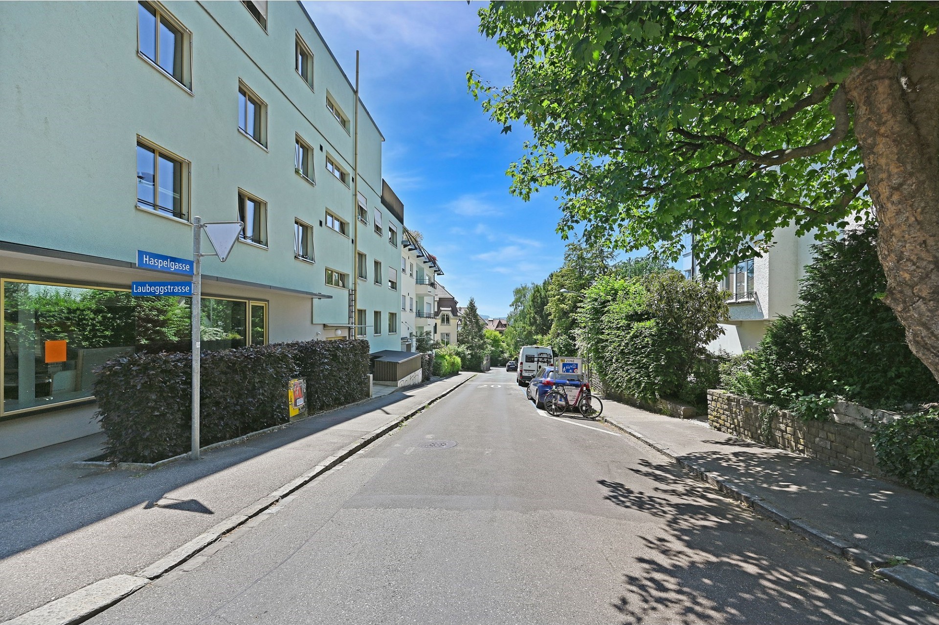 Städtische Wohnstraße mit Mehrfamilienhäusern