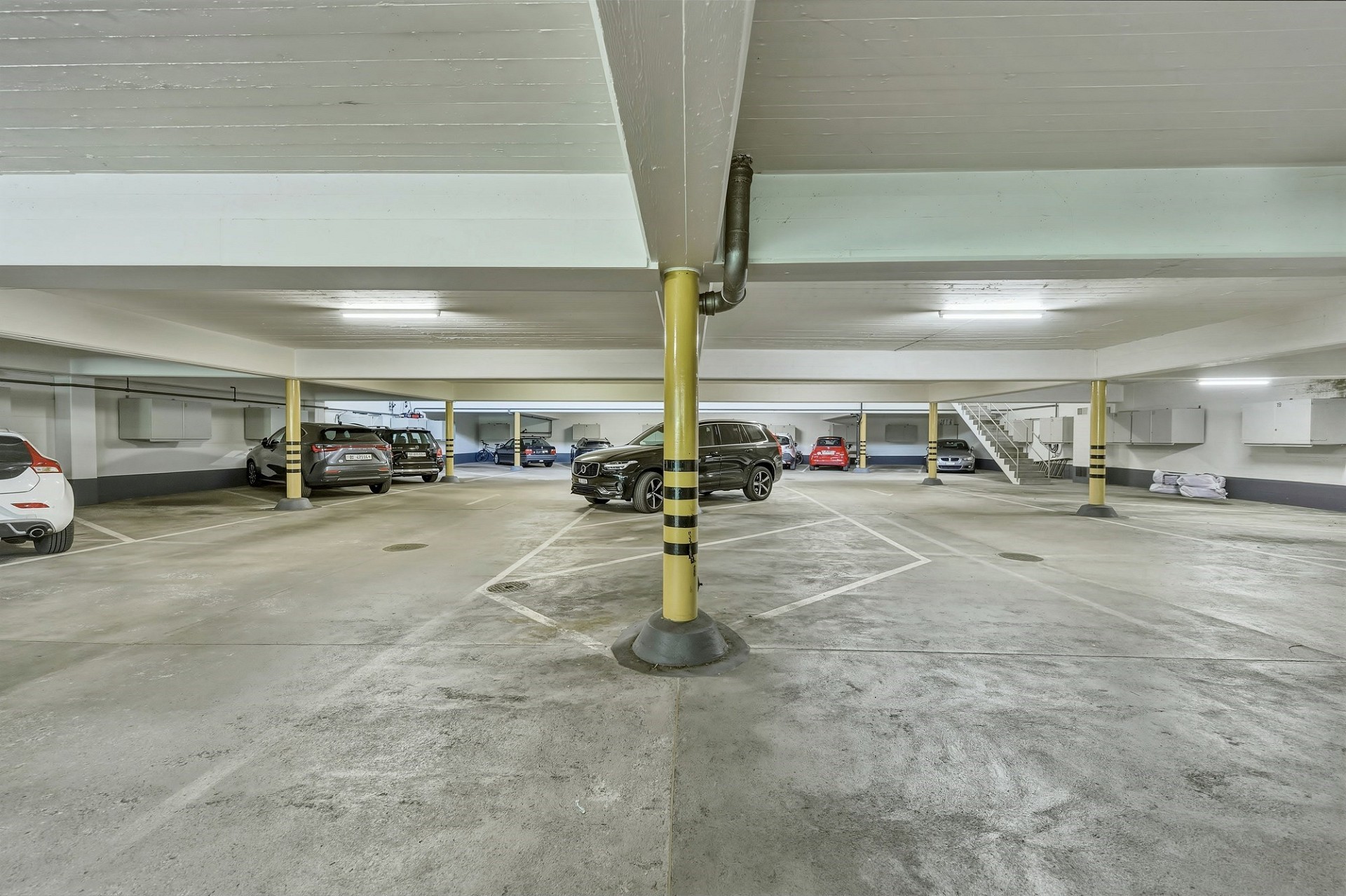 Tiefgarage mit Stellplätzen