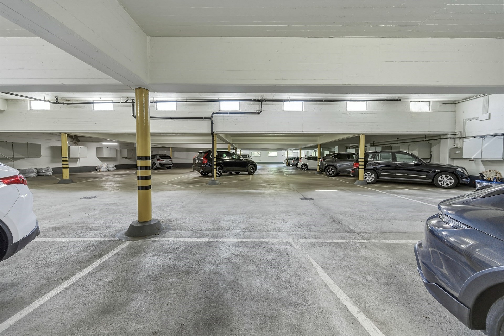 Tiefgarage mit Stellplätzen