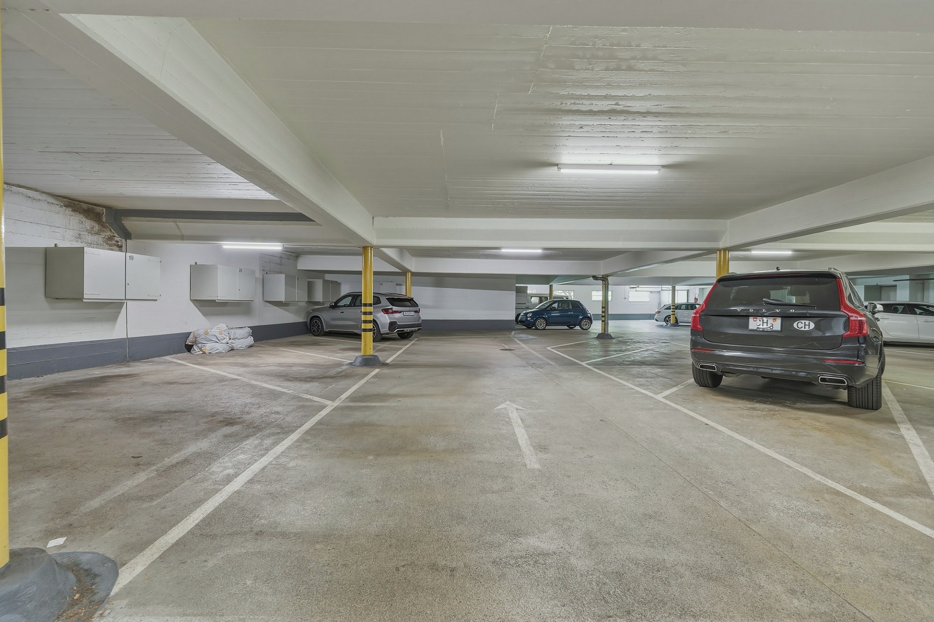 Tiefgarage mit Stellplätzen