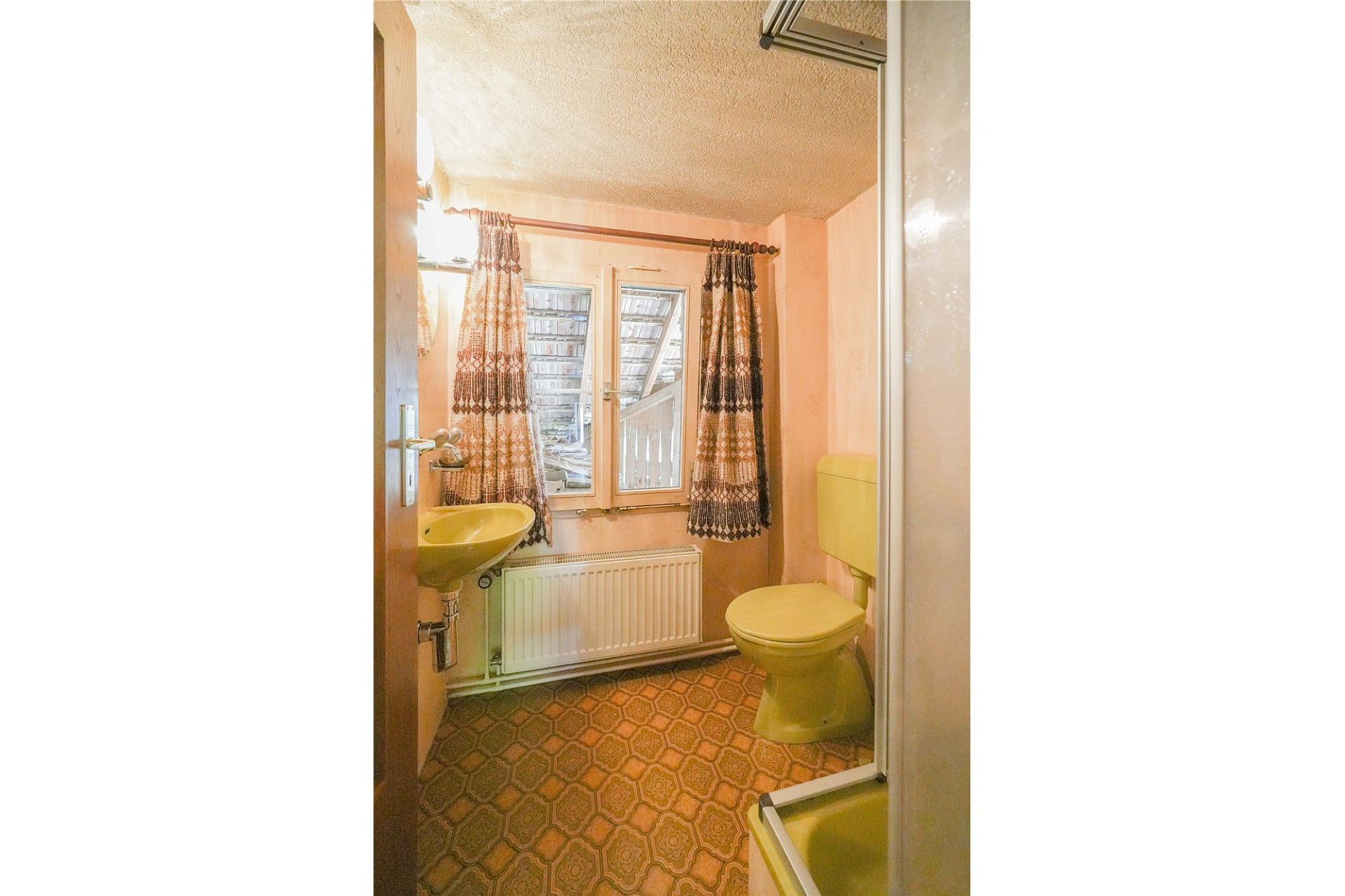 Kleines Retro-Badezimmer mit gelben Sanitärfarben