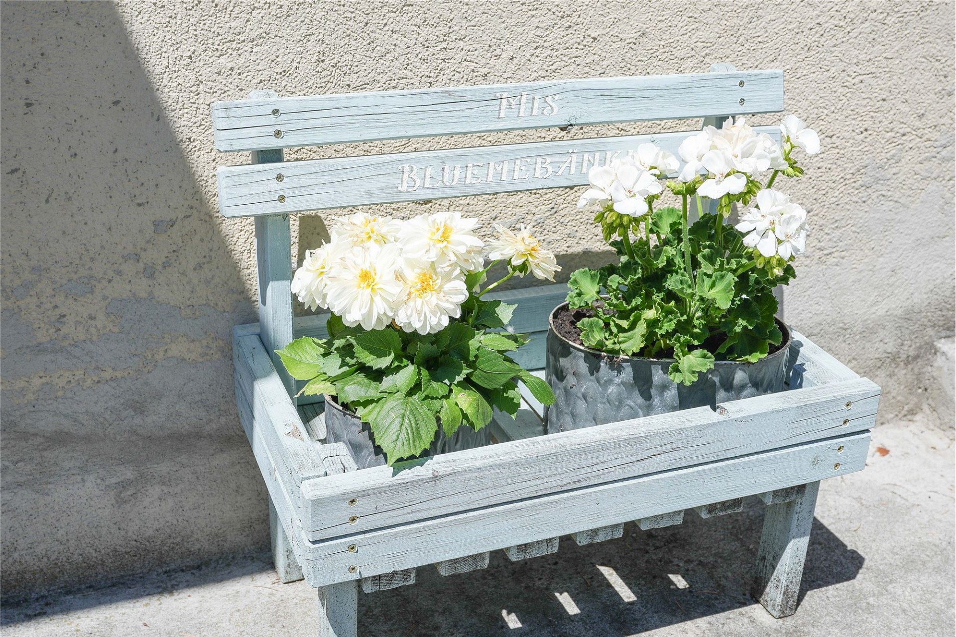 Dekorative Blumenbank im Außenbereich