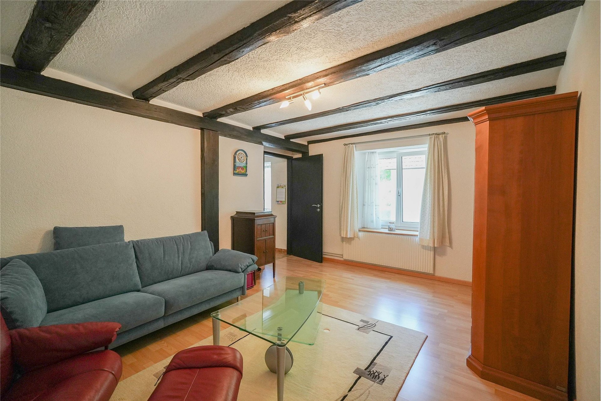Gemütliches Wohnzimmer mit sichtbaren Holzbalken