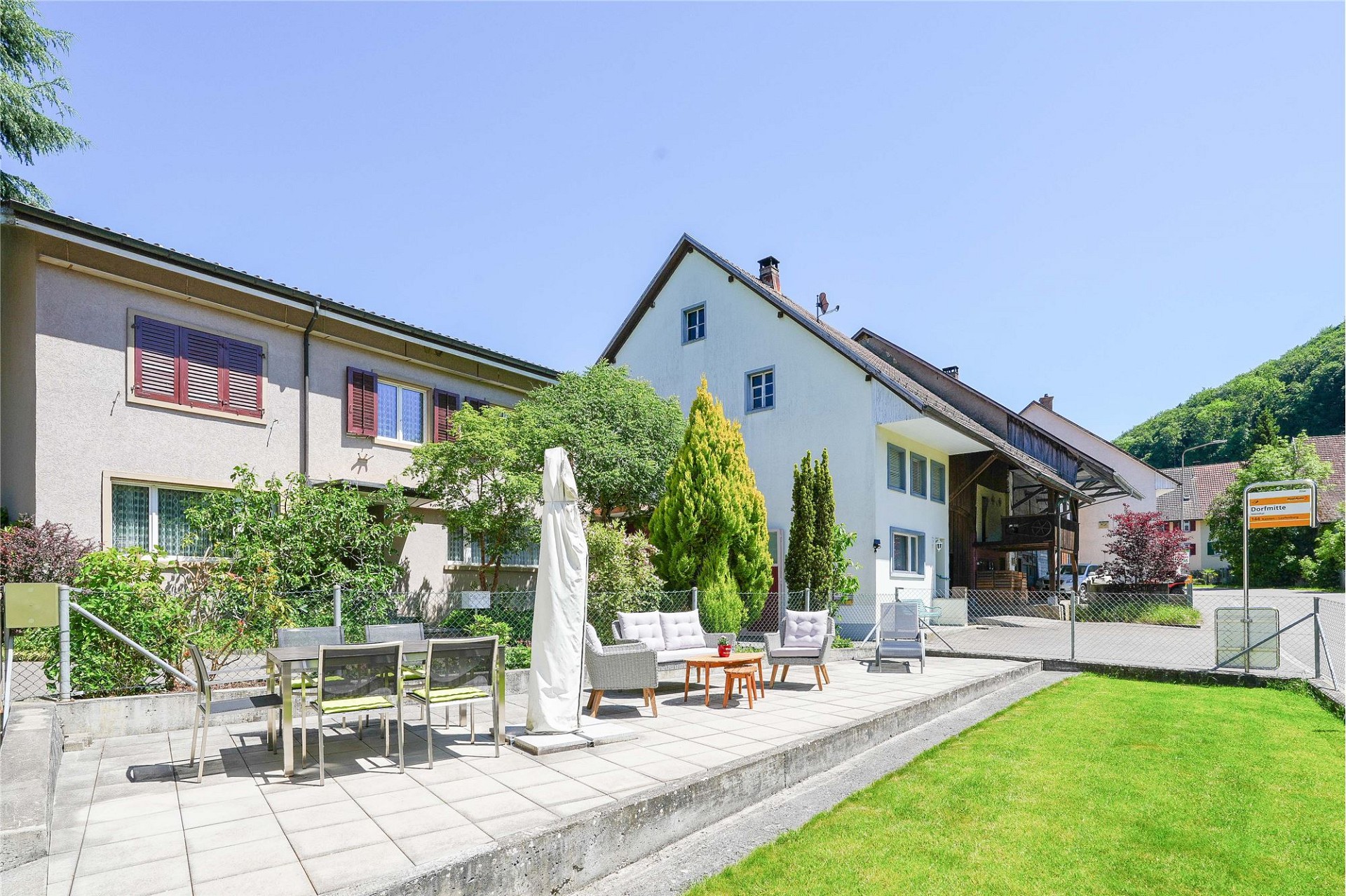 Außenansicht mit Terrasse und Wohnhaus
