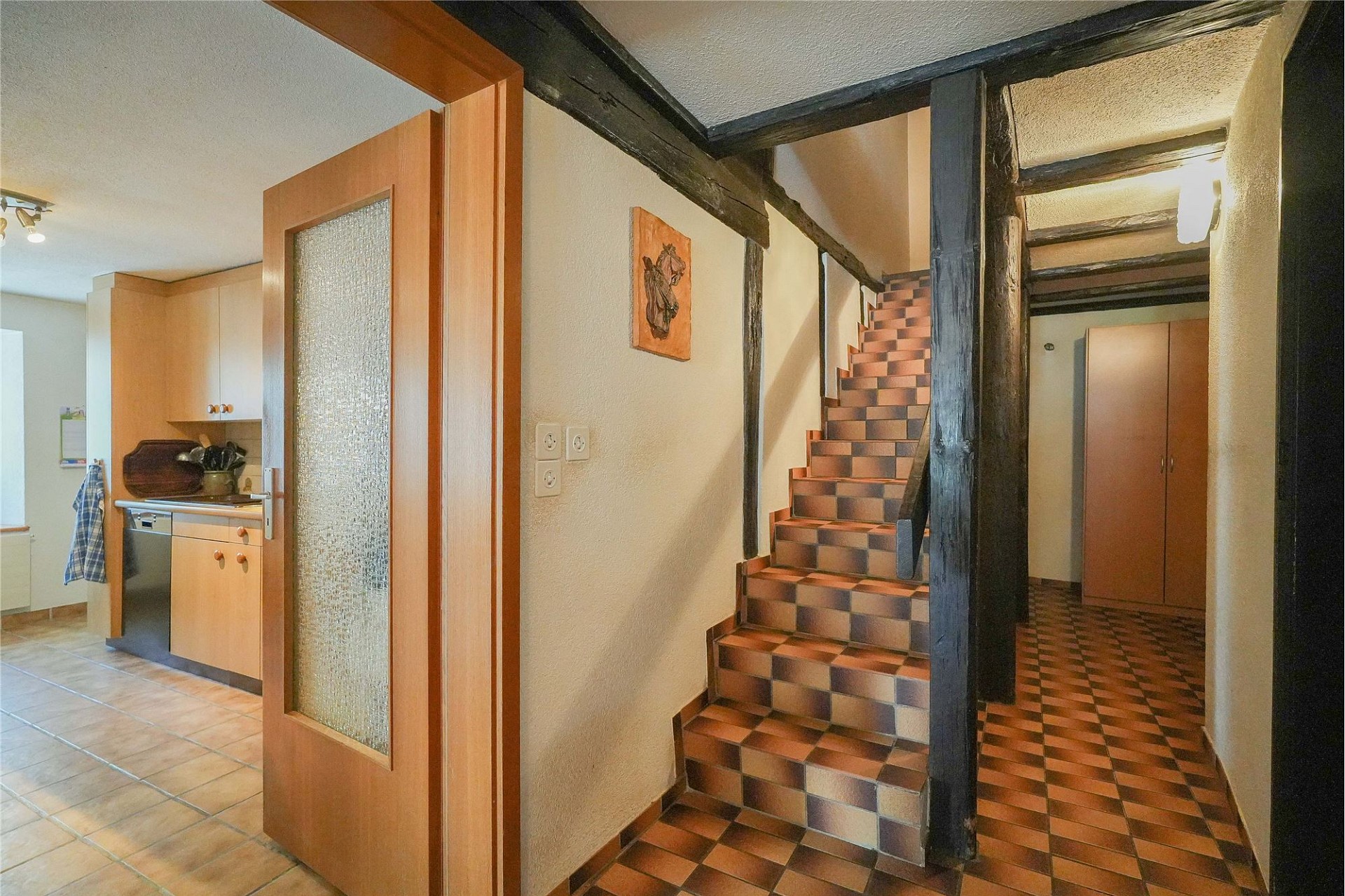 Flur mit Treppe und angrenzender Küche