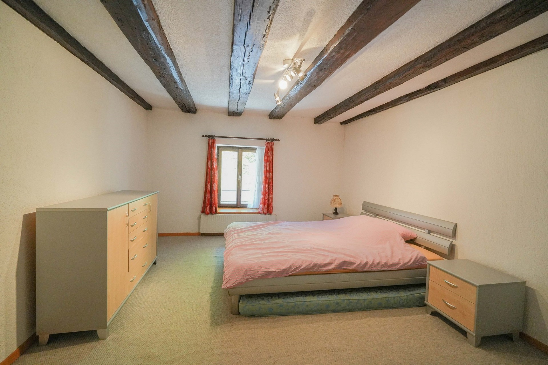 Schlafzimmer mit sichtbaren Holzbalken