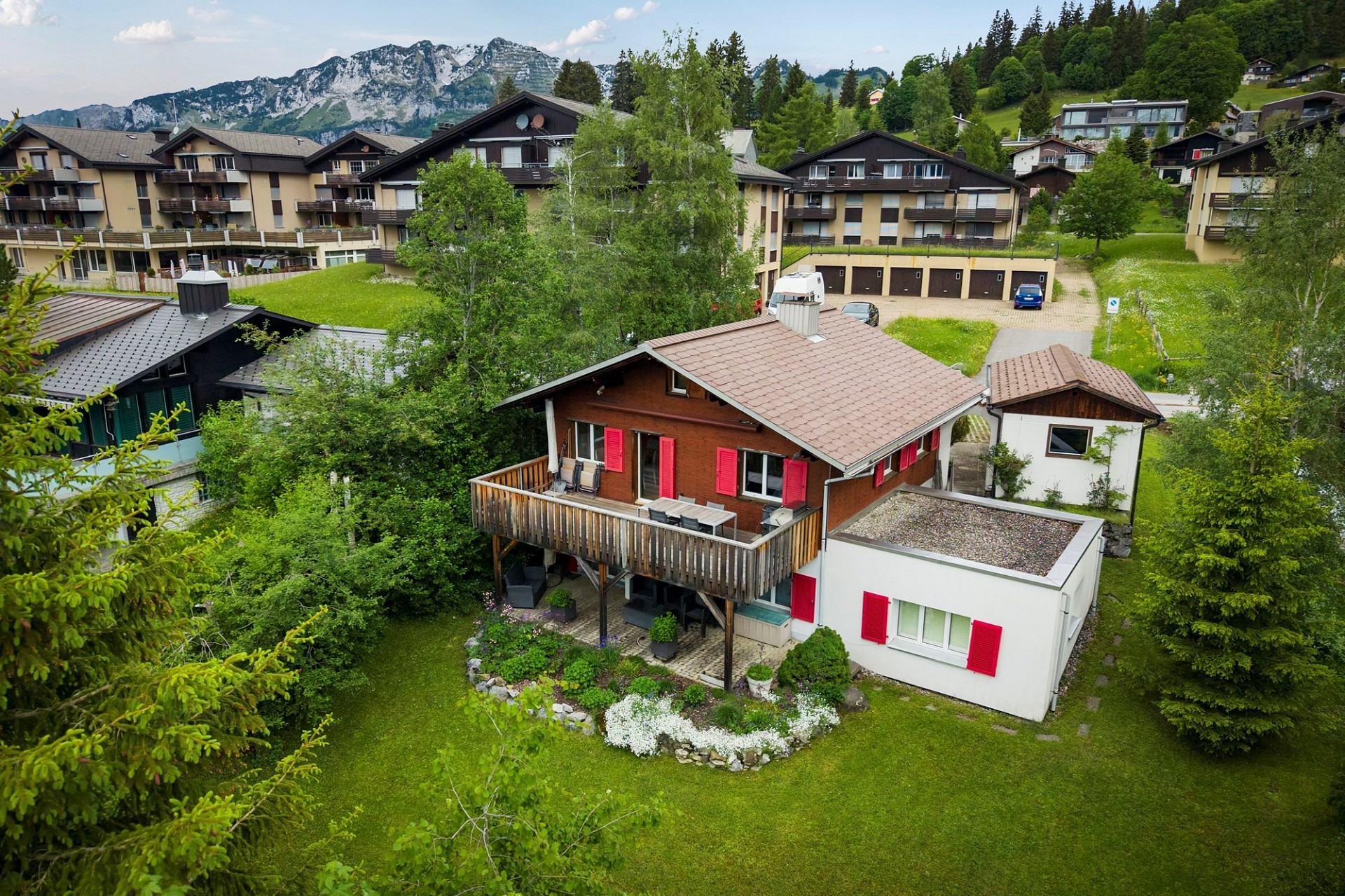 Alpenhaus mit Garten und Bergblick